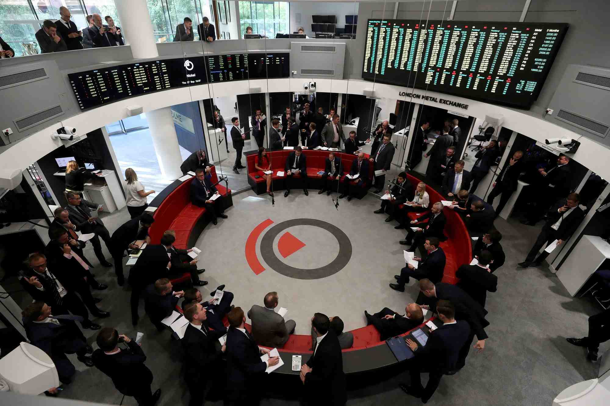 Photo d'archives des commercants qui travaillent sur le parquet de la la bourse des metaux de londres (lme)
