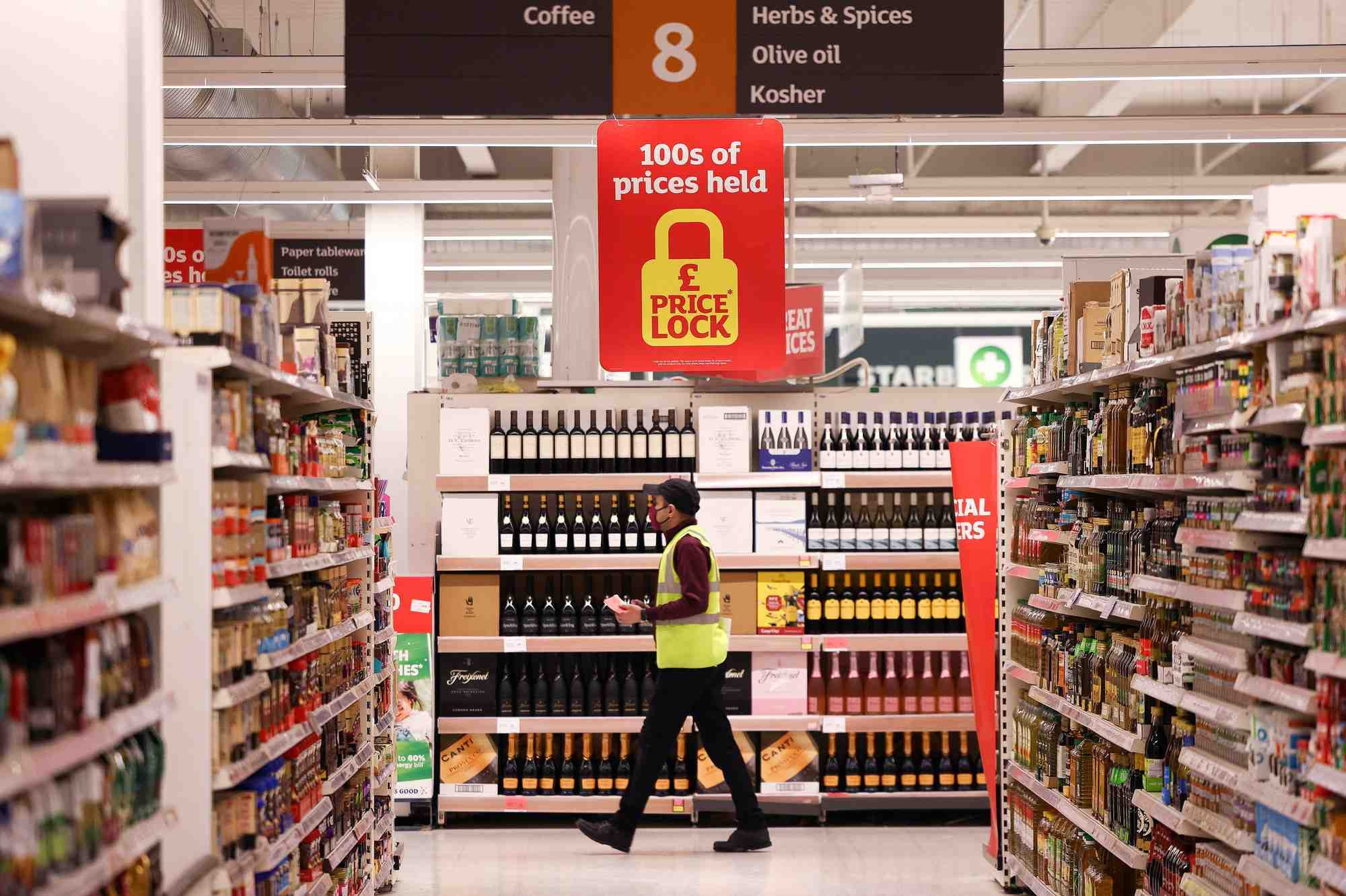Un employe dans un supermarche sainsbury's a londres