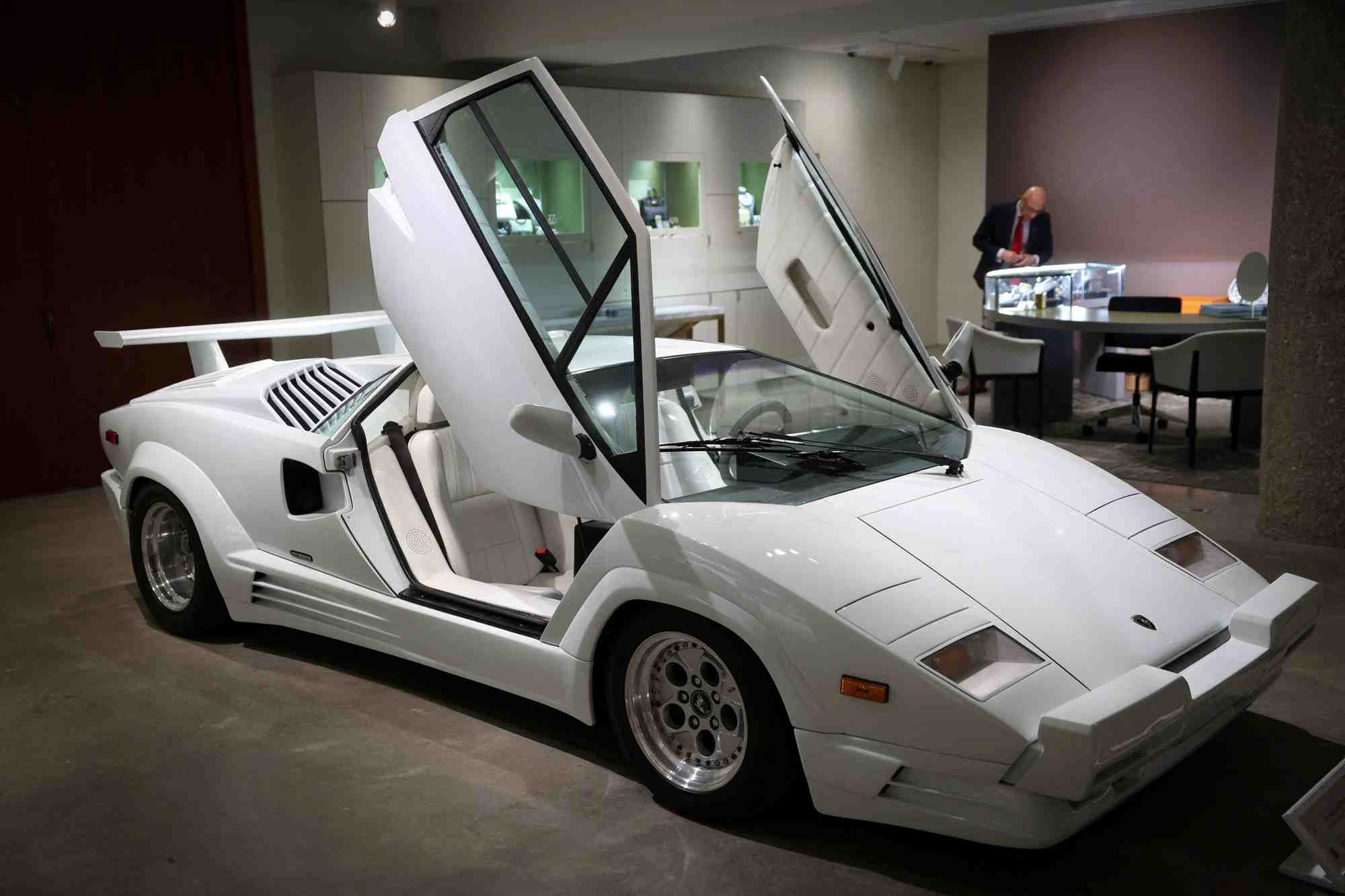Une lamborghini countach 1989, edition 25e anniversaire, presentee lors d'une conference de presse a new york