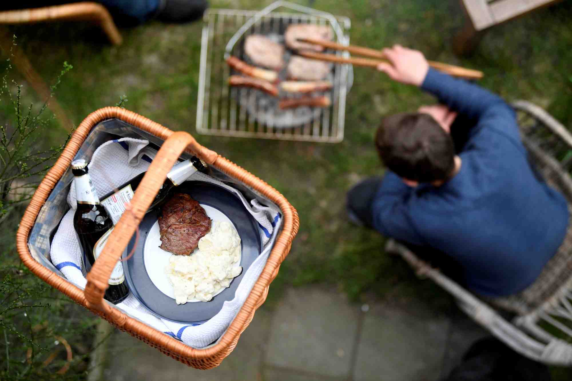 Un panier rempli de bieres et de nourriture a hambourg