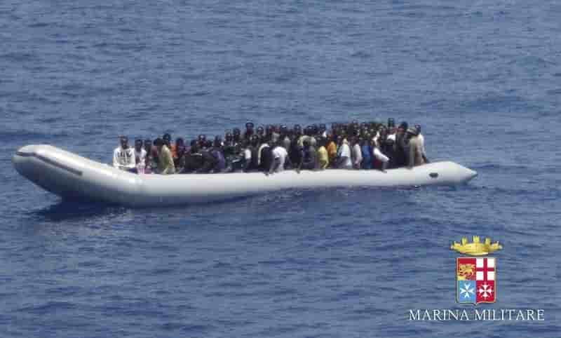 Des navires italiens recueillent pres de 700 migrants