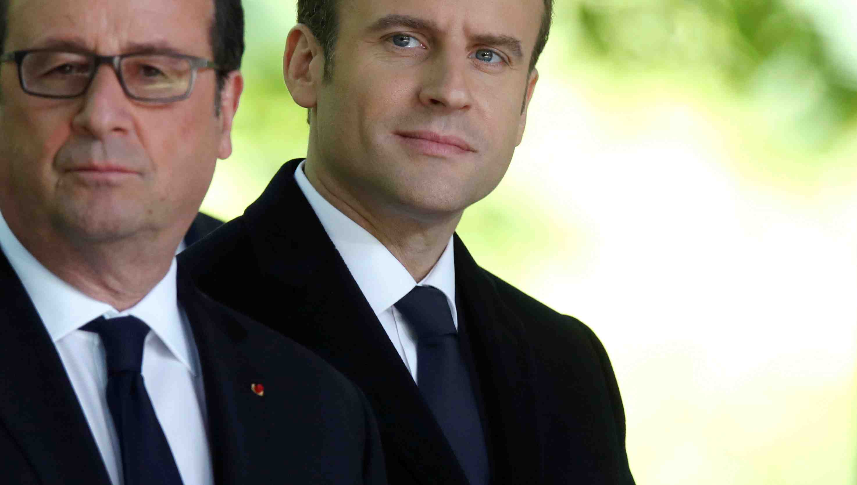 Les "gilets jaunes" tendent encore le climat entre macron et hollande