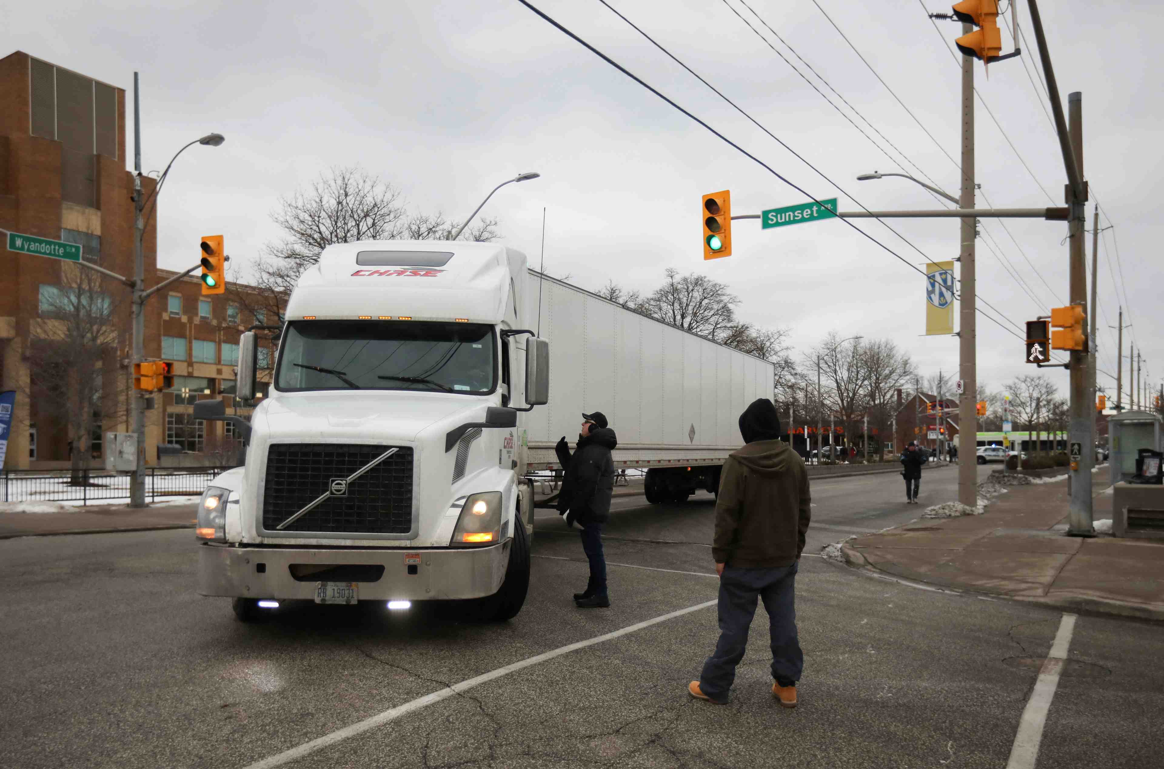 Le principal axe routier entre le canada et les etats-unis reste bloque