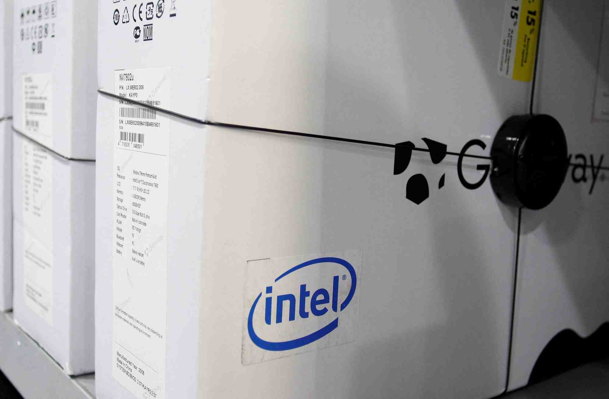 Le logo d'intel dans un magasin d'electronique a phoenix, en arizona