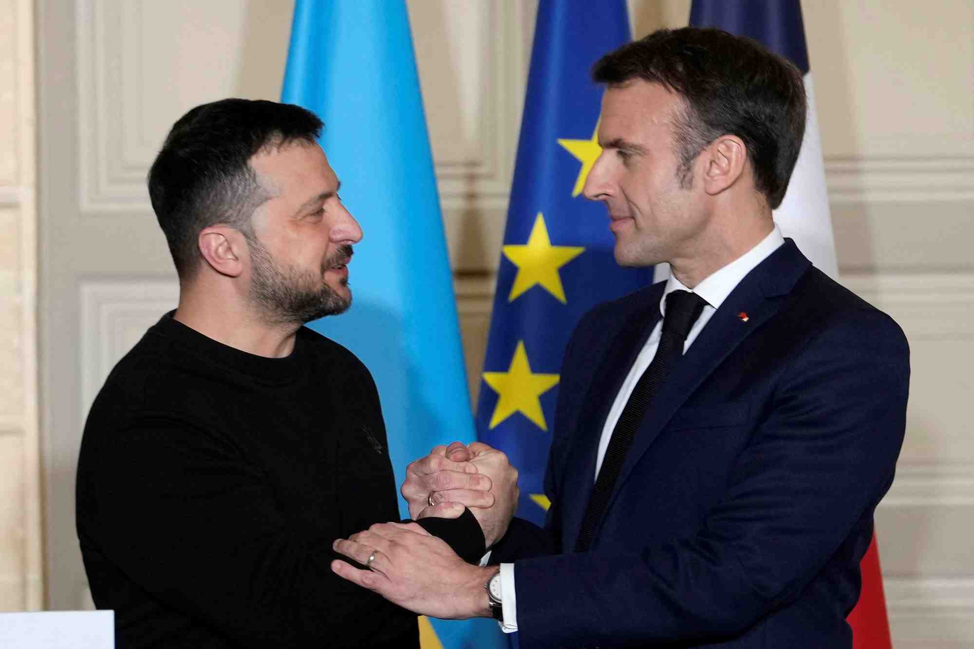 Le president francais emmanuel macron et son homologue ukrainien volodymyr zelenskiy