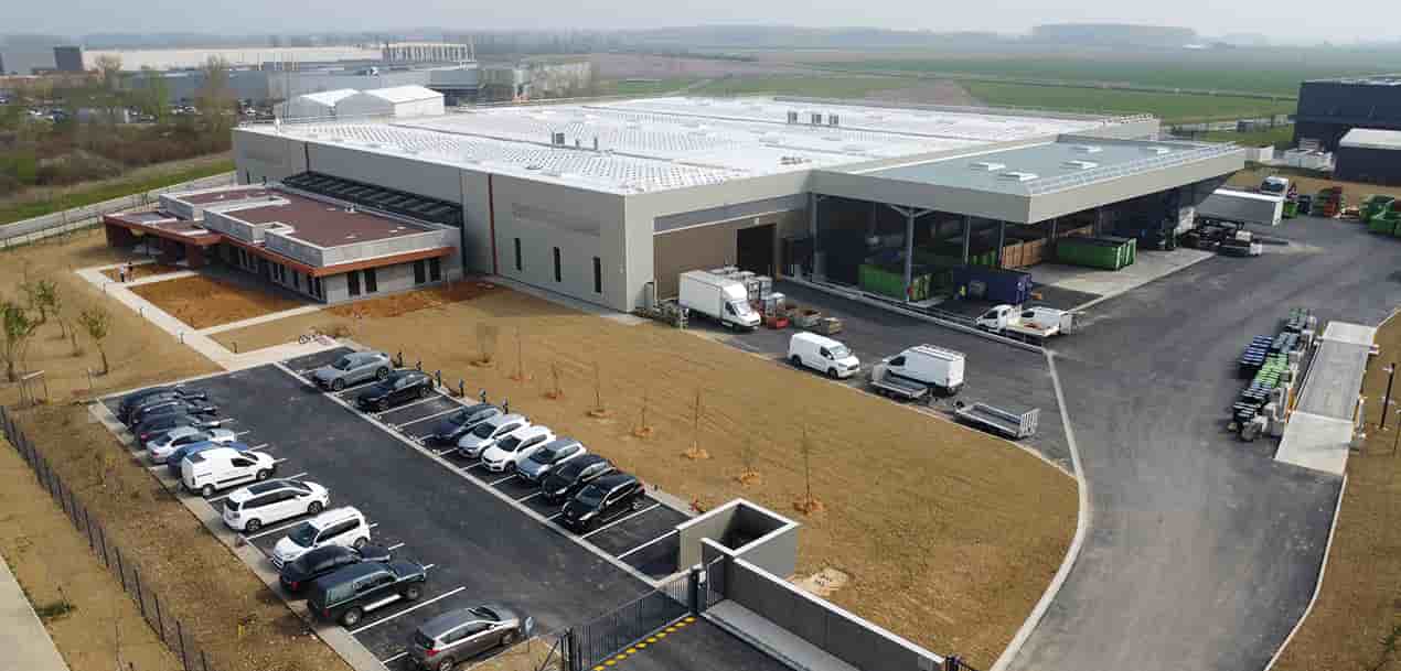 A Chalon-sur-Saône, une nouvelle usine, Aérométal, spécialisée dans le recyclage de métaux précieux, a vu le jour en ce début d’année, sur le site clé en main SaôneOr, bientôt recouverte de 3 300 m2 de panneaux photovoltaiques.