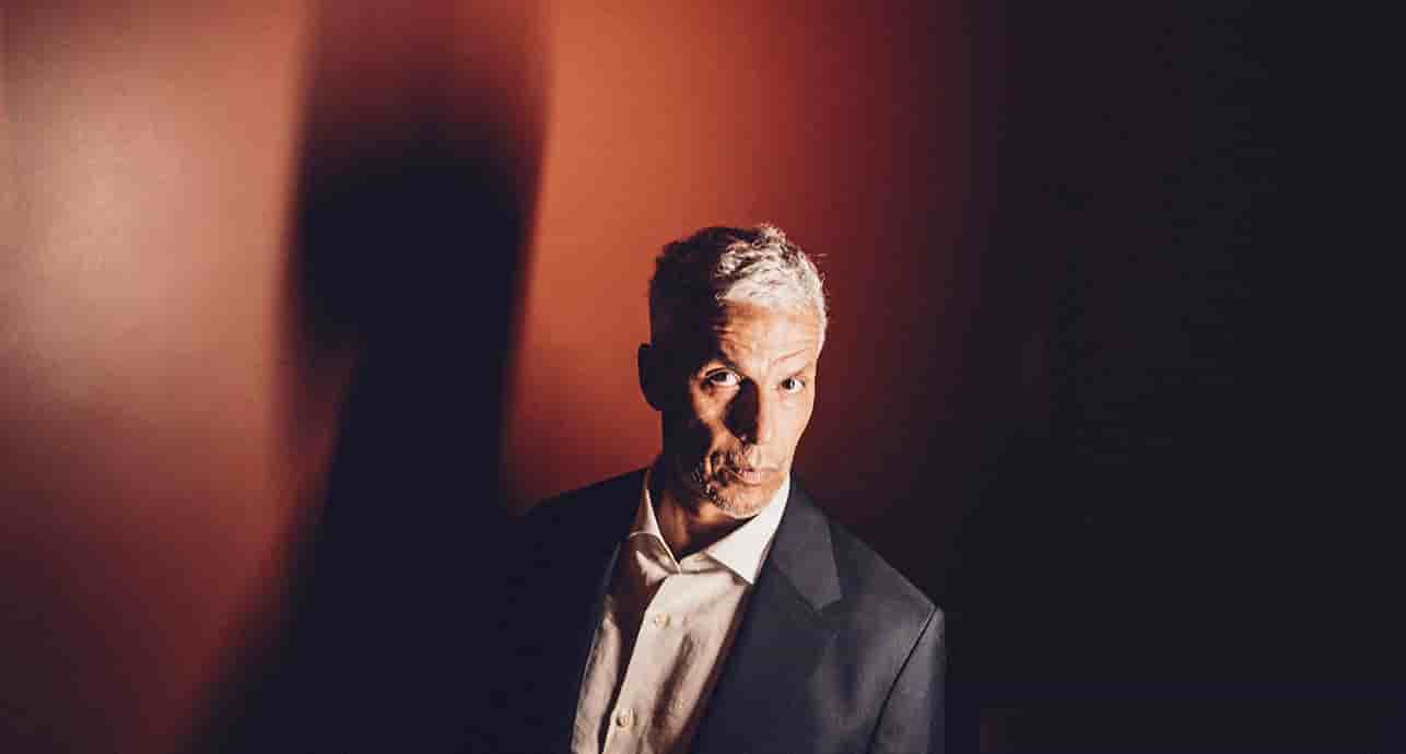 Portrait de l'acteur Sami Bouajila, avant la sortie du film « Rapaces » de Peter Dourountzis. Paris, le 23 juin 2025.