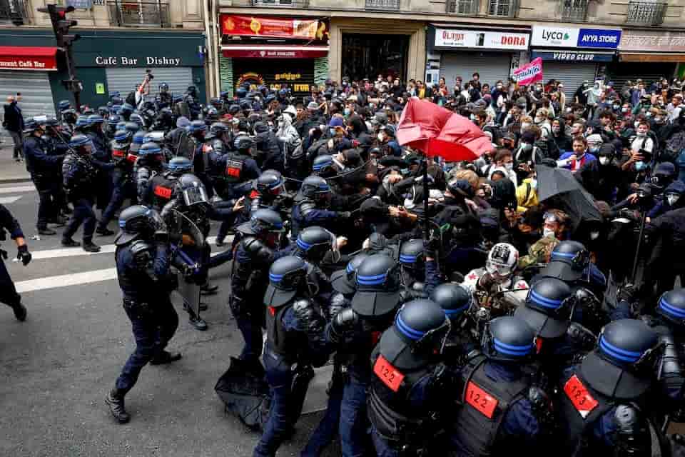Des policiers en tenue anti-émeute affrontent des manifestants rassemblés lors d'une journée de protestation dans le cadre d'un mouvement de protestation populaire appelé « Bloquons tout » appelant à des perturbations nationales toute la journée, à Paris, le 10 septembre.