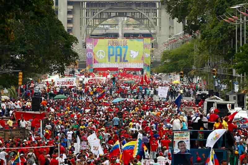 Chavistes et opposants manifestent à Caracas