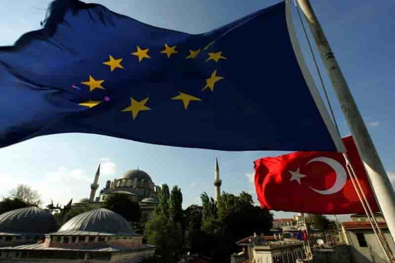 Manuel valls repond aux critiques sur la candidature de la turquie a l'ue