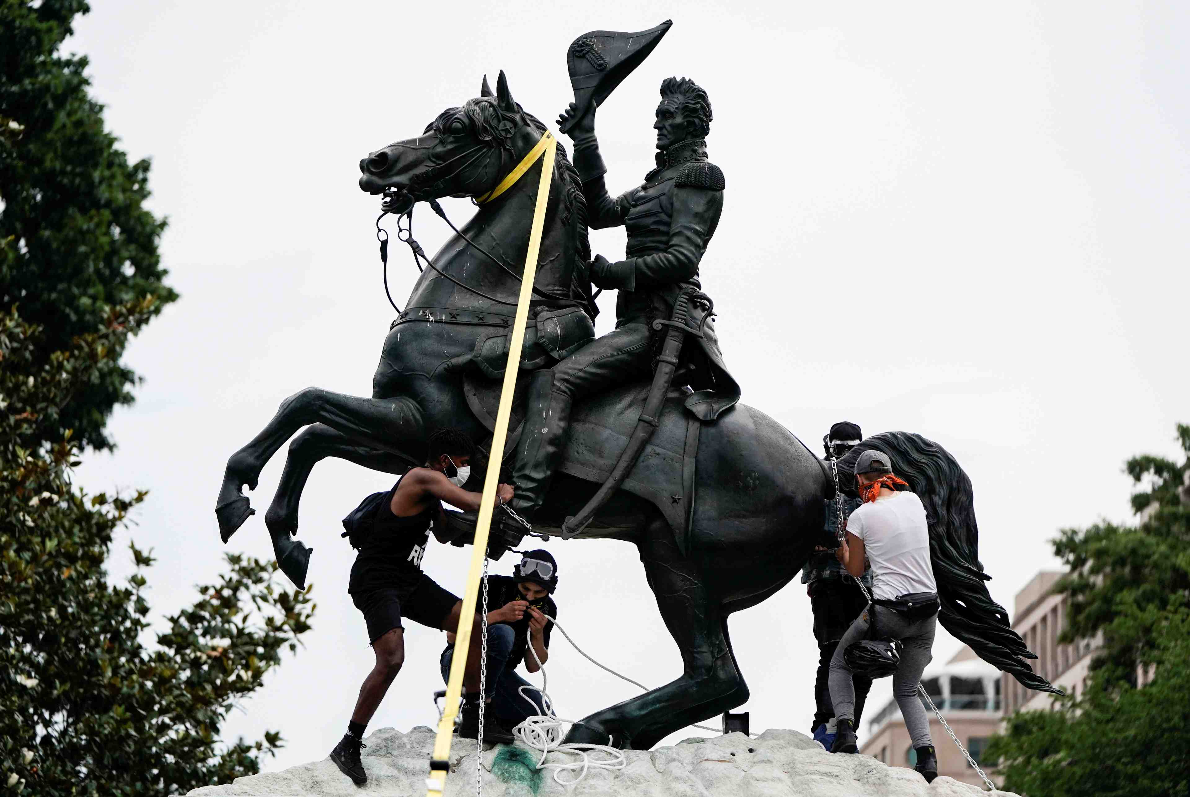 Des manifestants tentent de mettre a bas une statue pres de la maison blanche