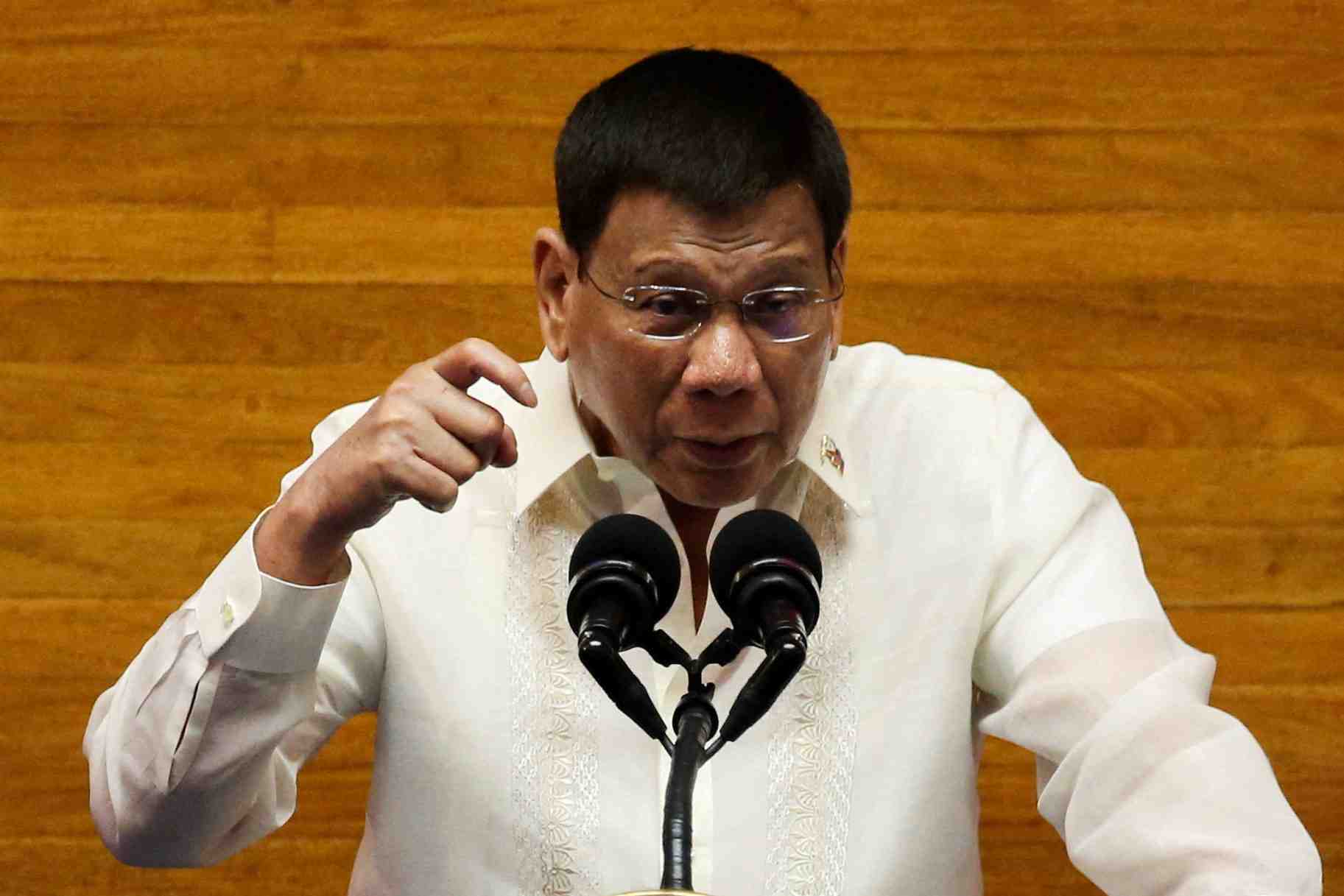Philippines: duterte menace d'arreter les personnes non vaccinees contre le covid-19