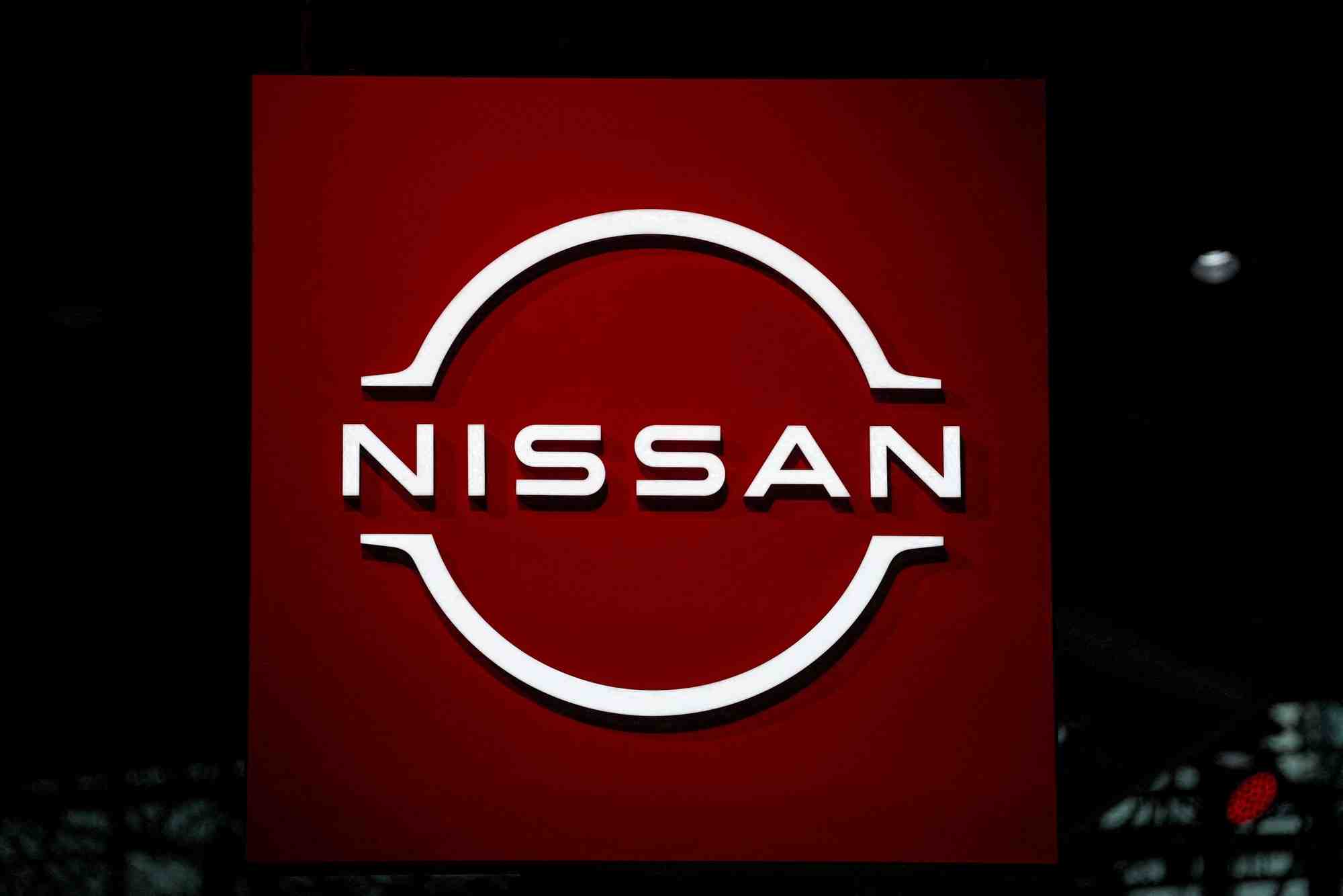 Un logo nissan est vu lors du salon international de l'automobile de new york