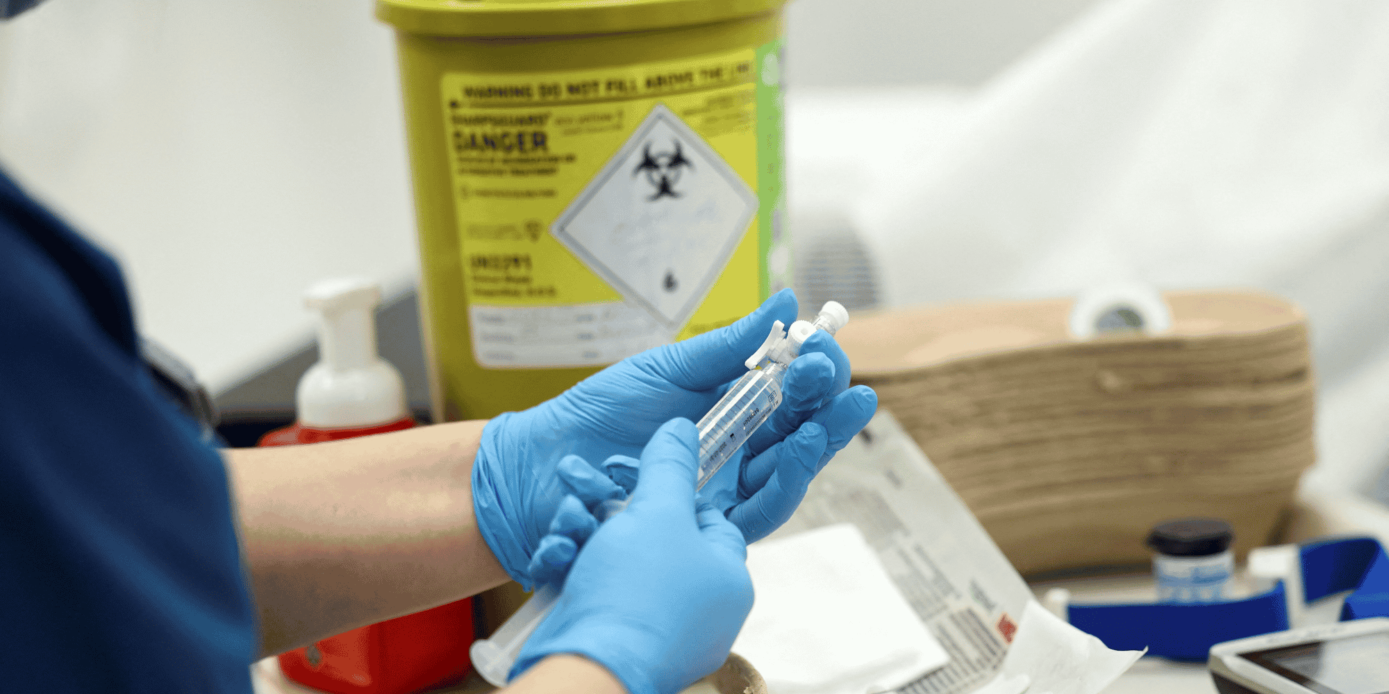 Les isotopes radioactifs sont capables d'identifier précisément la cellule malade et de la détruire en délivrant une forte dose de rayonnement localement sans affecter les tissus sains autour.