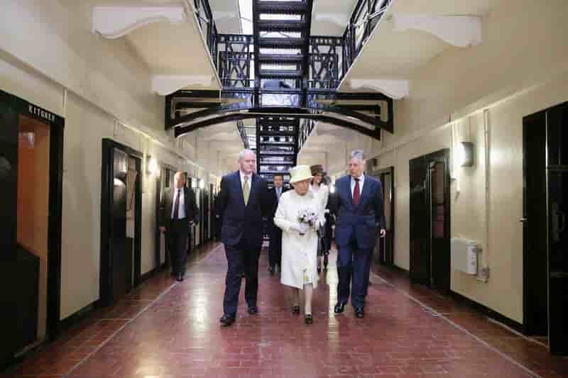 La reine visite une prison de Belfast avec un ancien de l'IRA