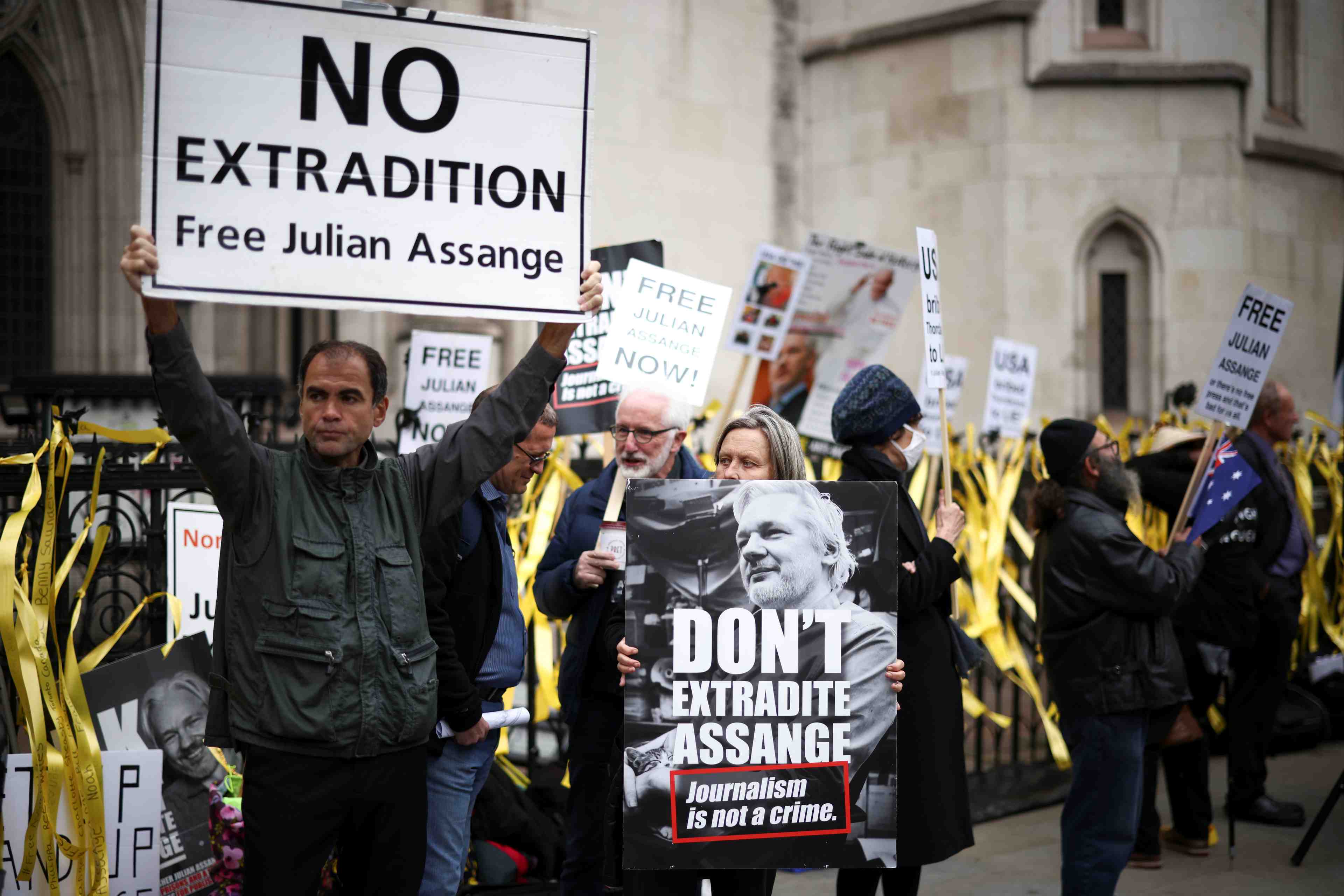 Les etats-unis defendent leur demande d'extradition d'assange