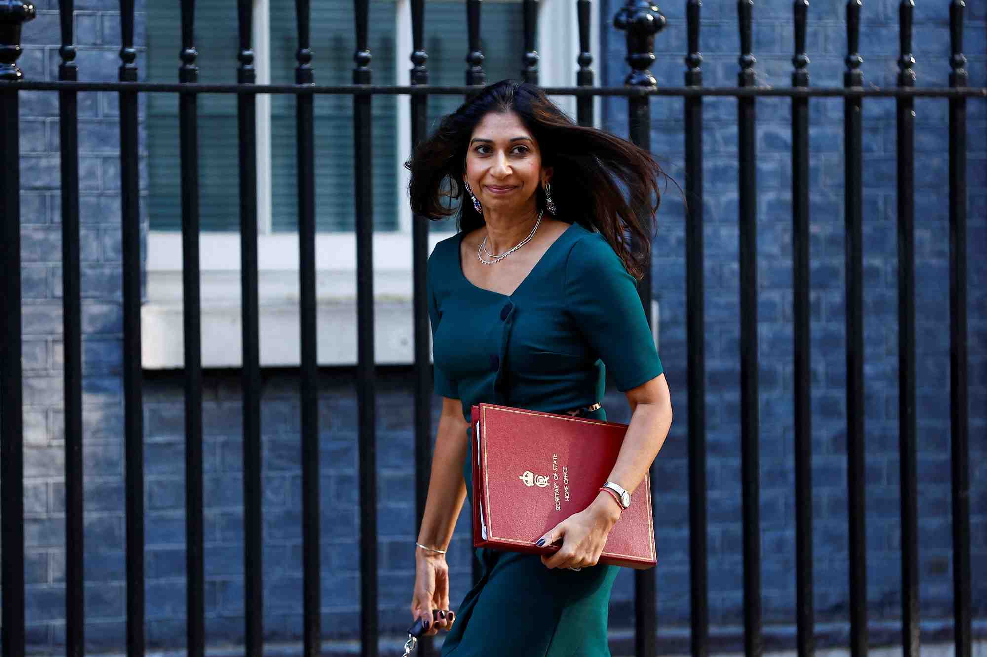 La ministre de l'interieur, suella braverman, marche dans la downing street a londres