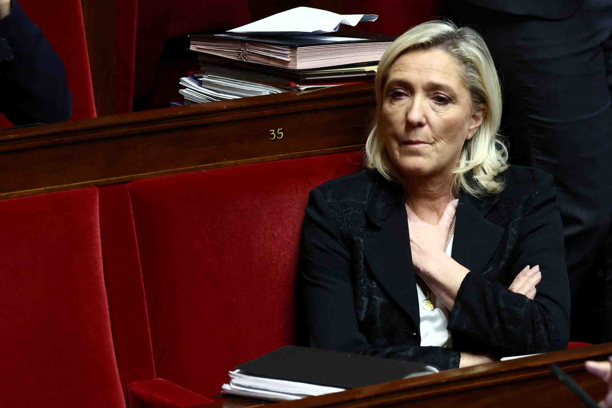 Marine le pen a l'assemblee nationale a paris