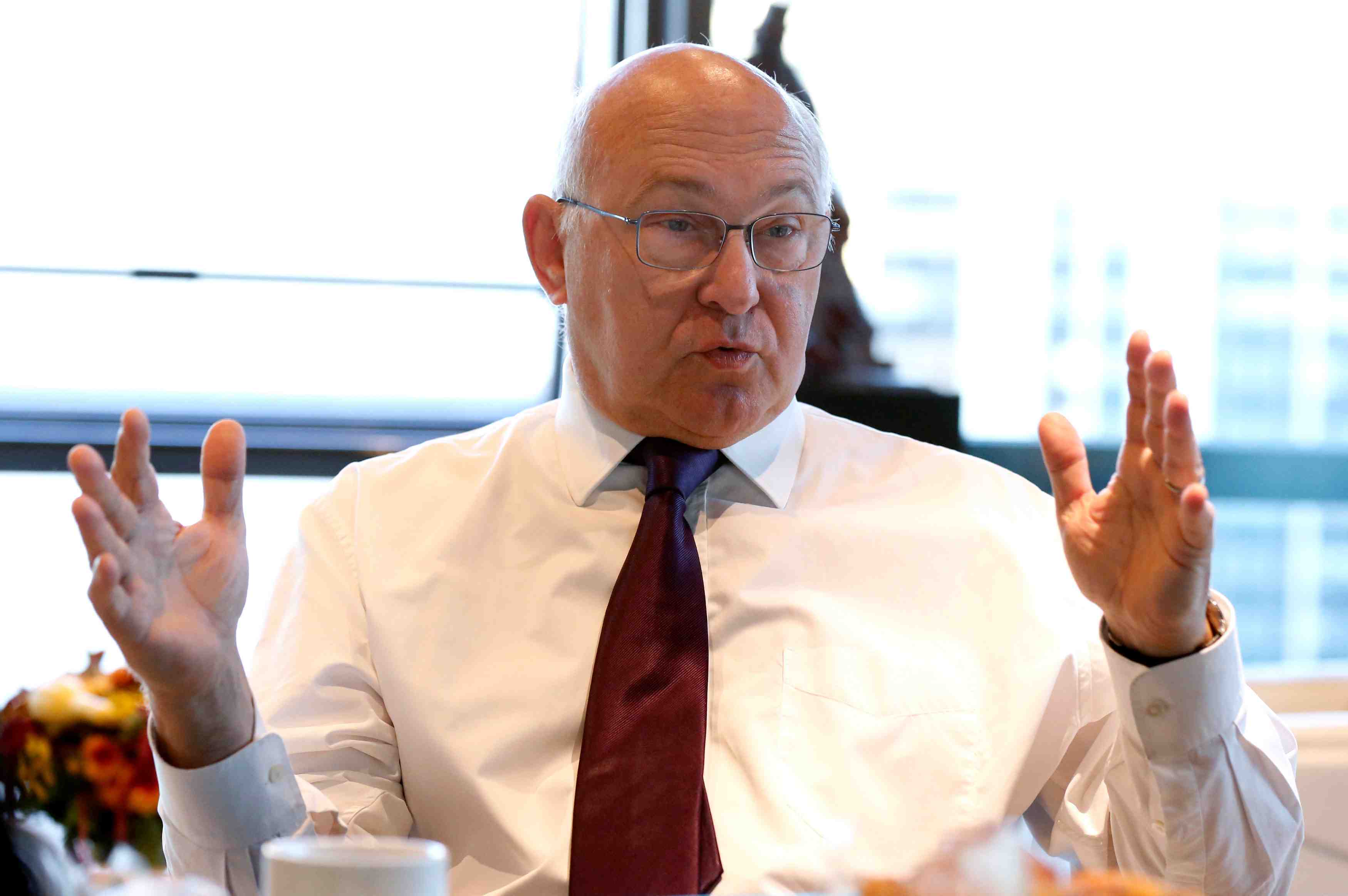 Pour sapin, valls est le candidat naturel si hollande ne se represente pas