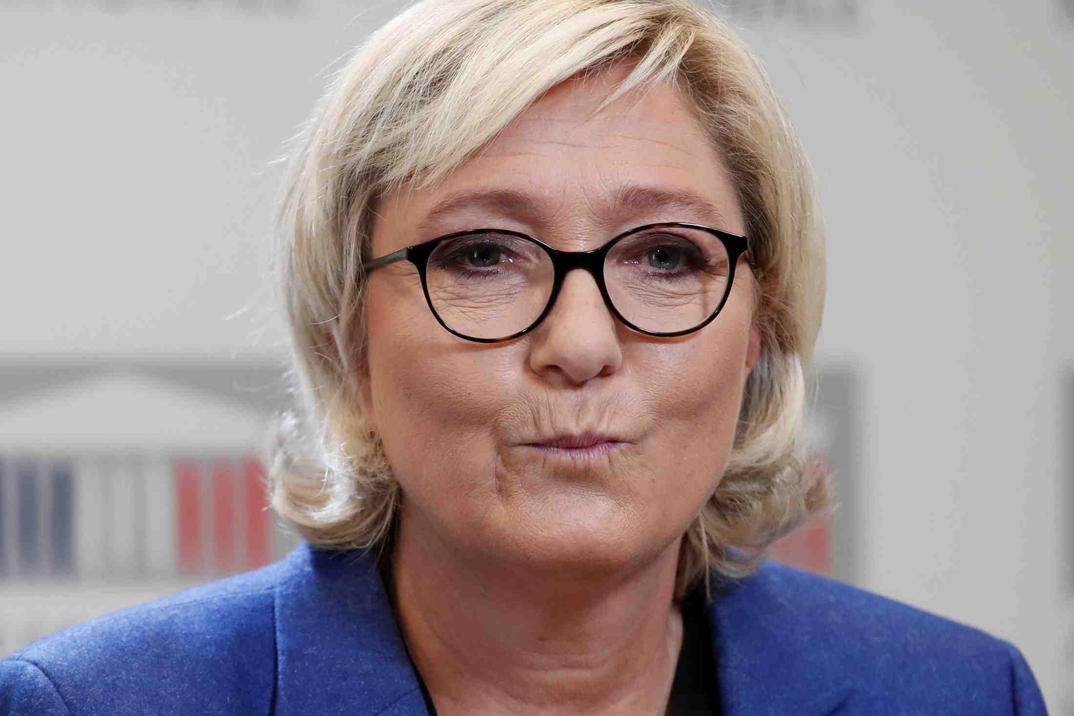 Marine le pen poursuit son virage sur l'ue et l'euro