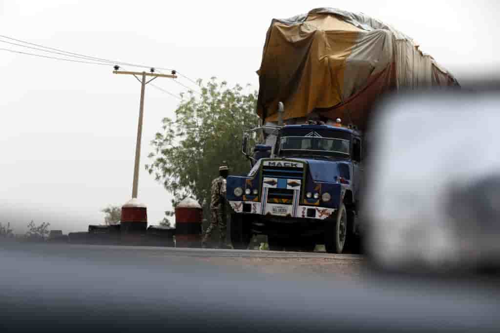 militaire Nigeria contrôle camion transport