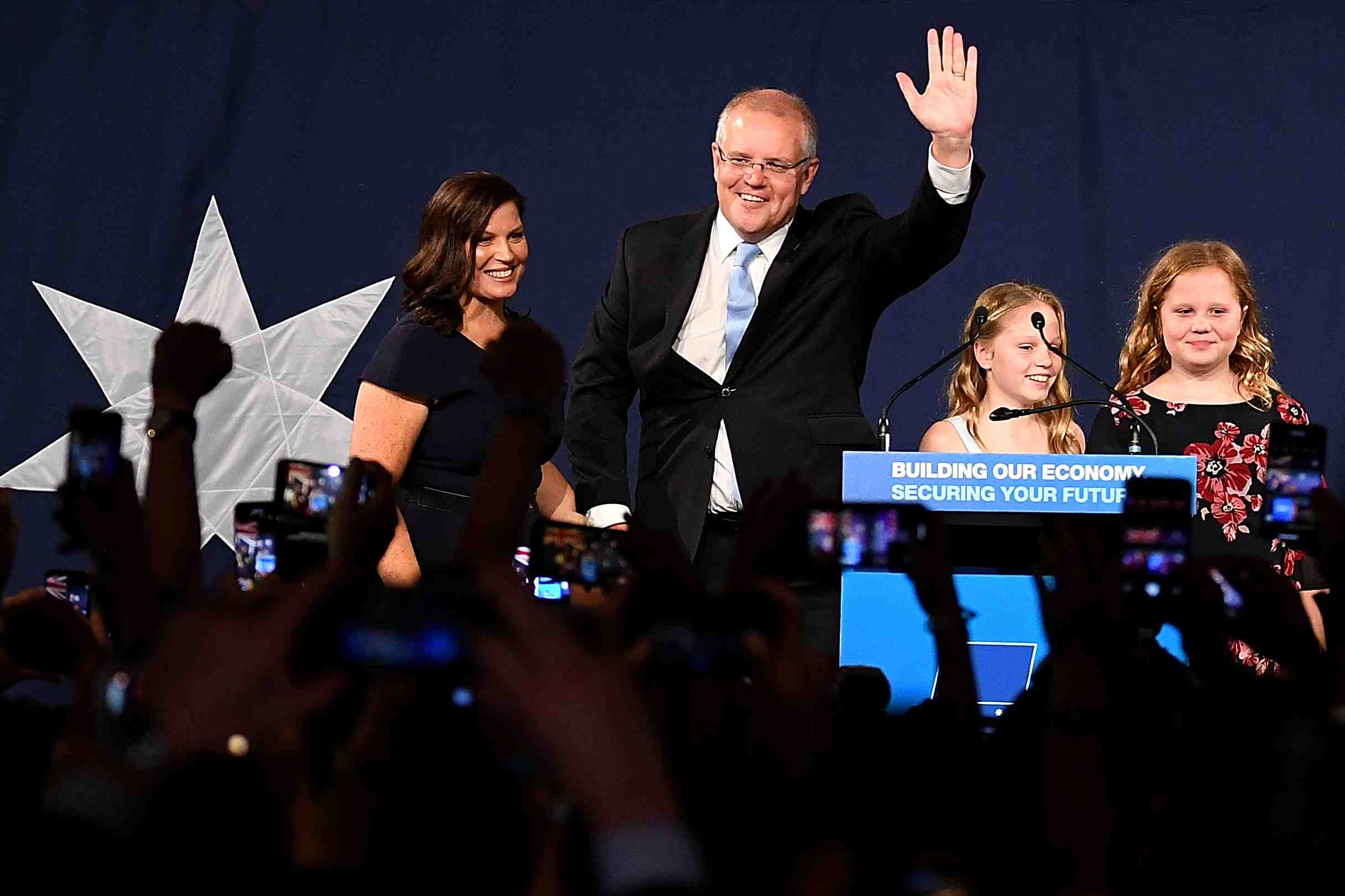 Australie: la coalition au pouvoir celebre une victoire "miraculeuse"