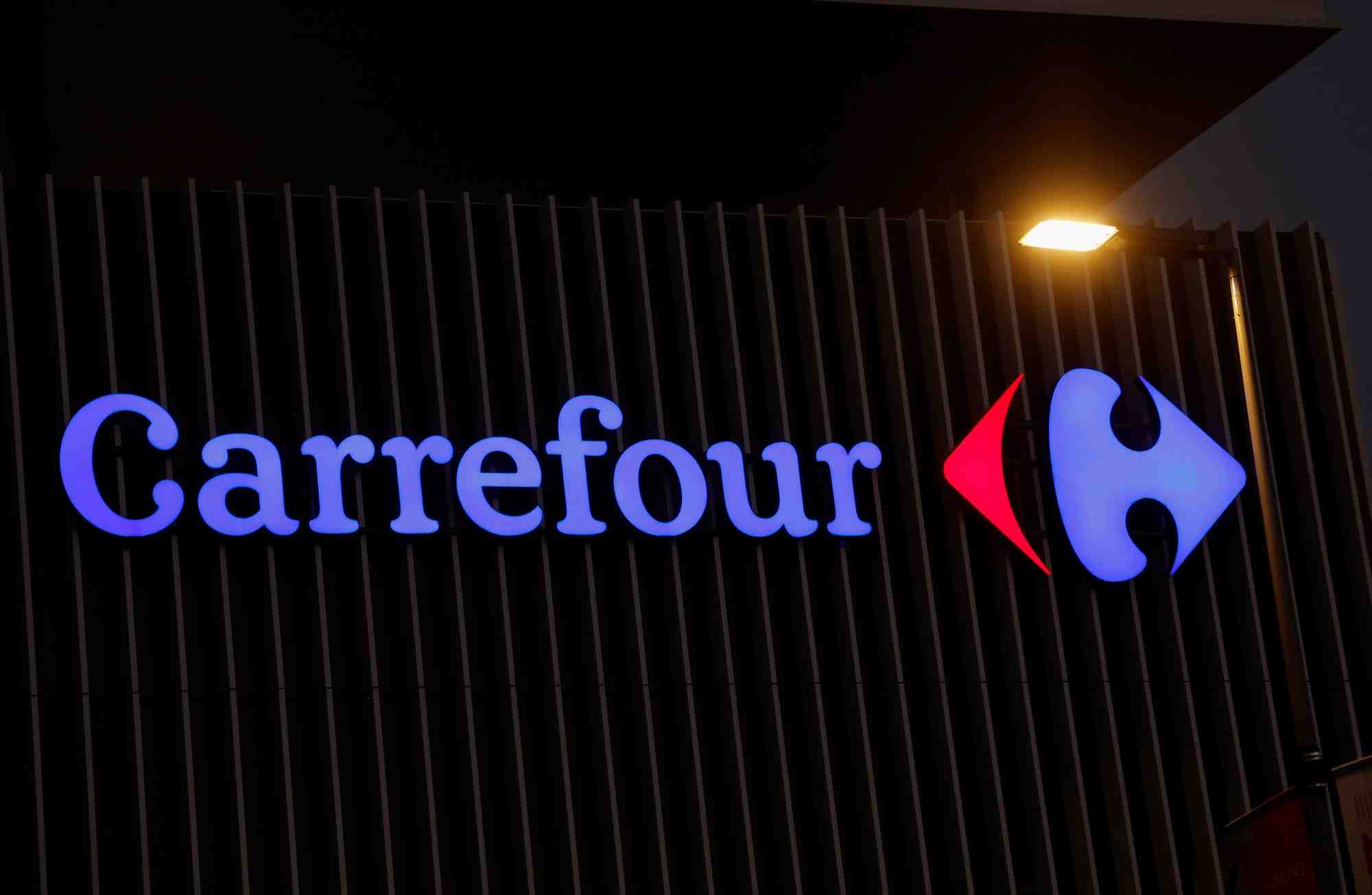 Carrefour veut installer plus de 700 stations de recharge electrique d'ici 2025