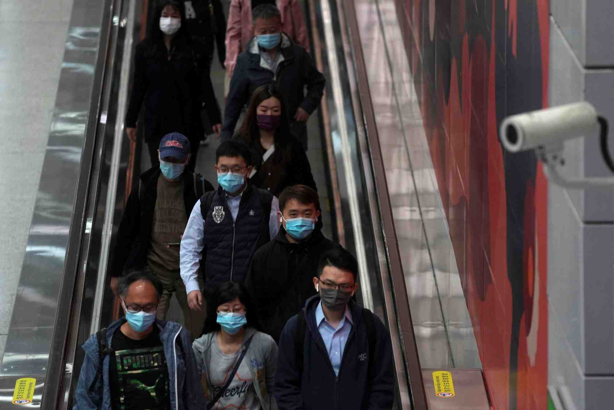 Des passagers dans une station de metro a hong kong, en chine
