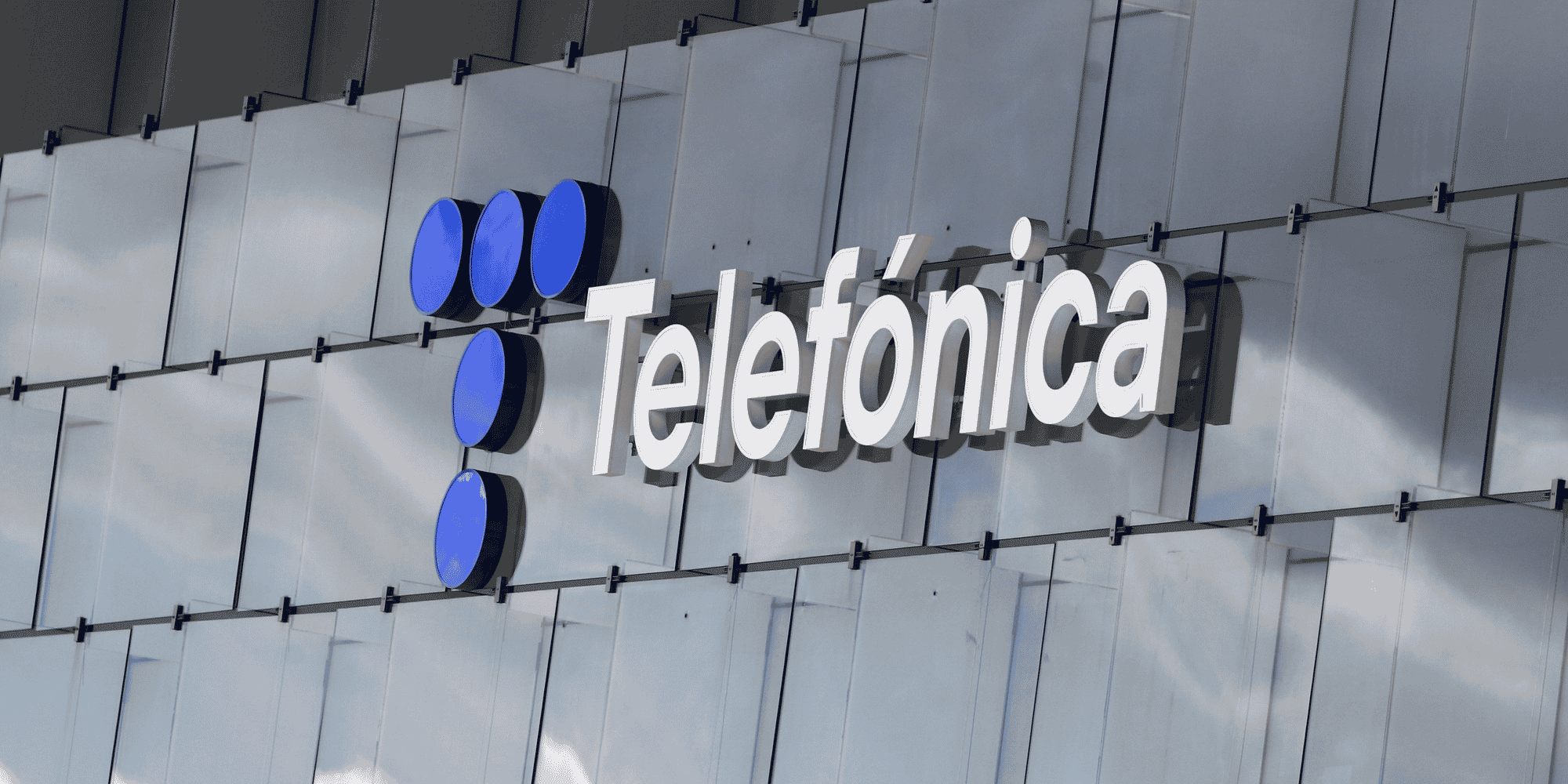 Telefonica traverse une période difficile. L’opérateur reste très endetté : ses dettes avoisines les 27 milliards d’euros pour un chiffre d’affaires de 40 milliards d’euros.
