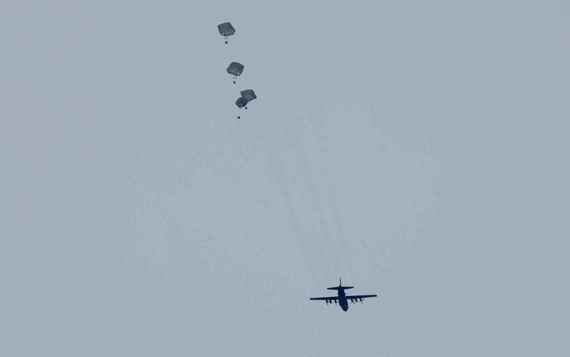 De l'aide larguee par avion au-dessus de gaza