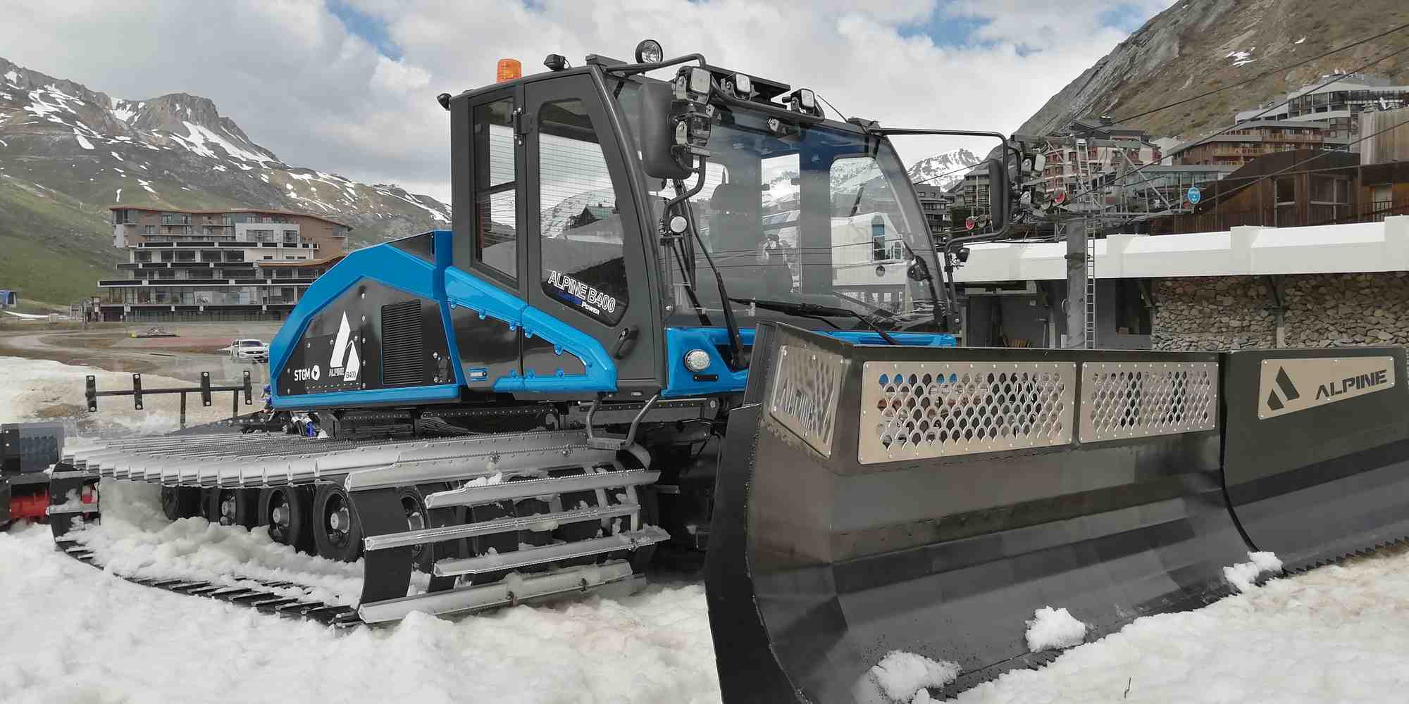 La dameuse développée par l'isérois CM Dupon avait été la première machine électrique opérationnelle pour le marché des domaines skiables.