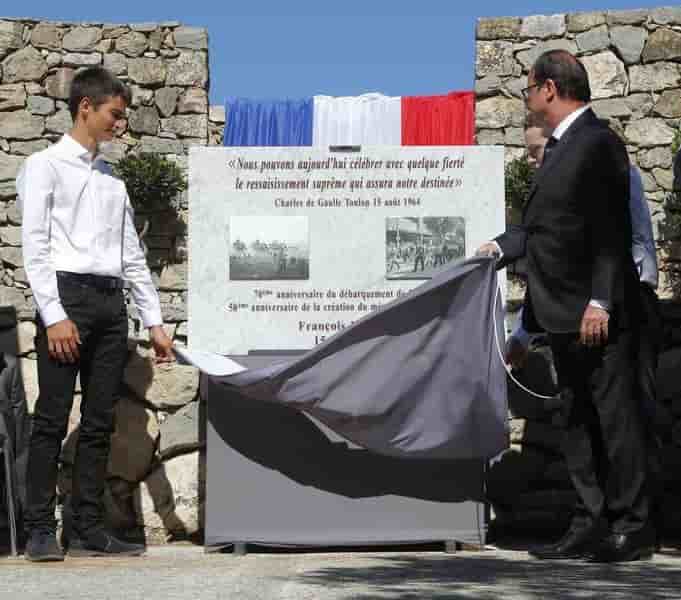 A Toulon, Hollande dit vouloir préserver la place de la France
