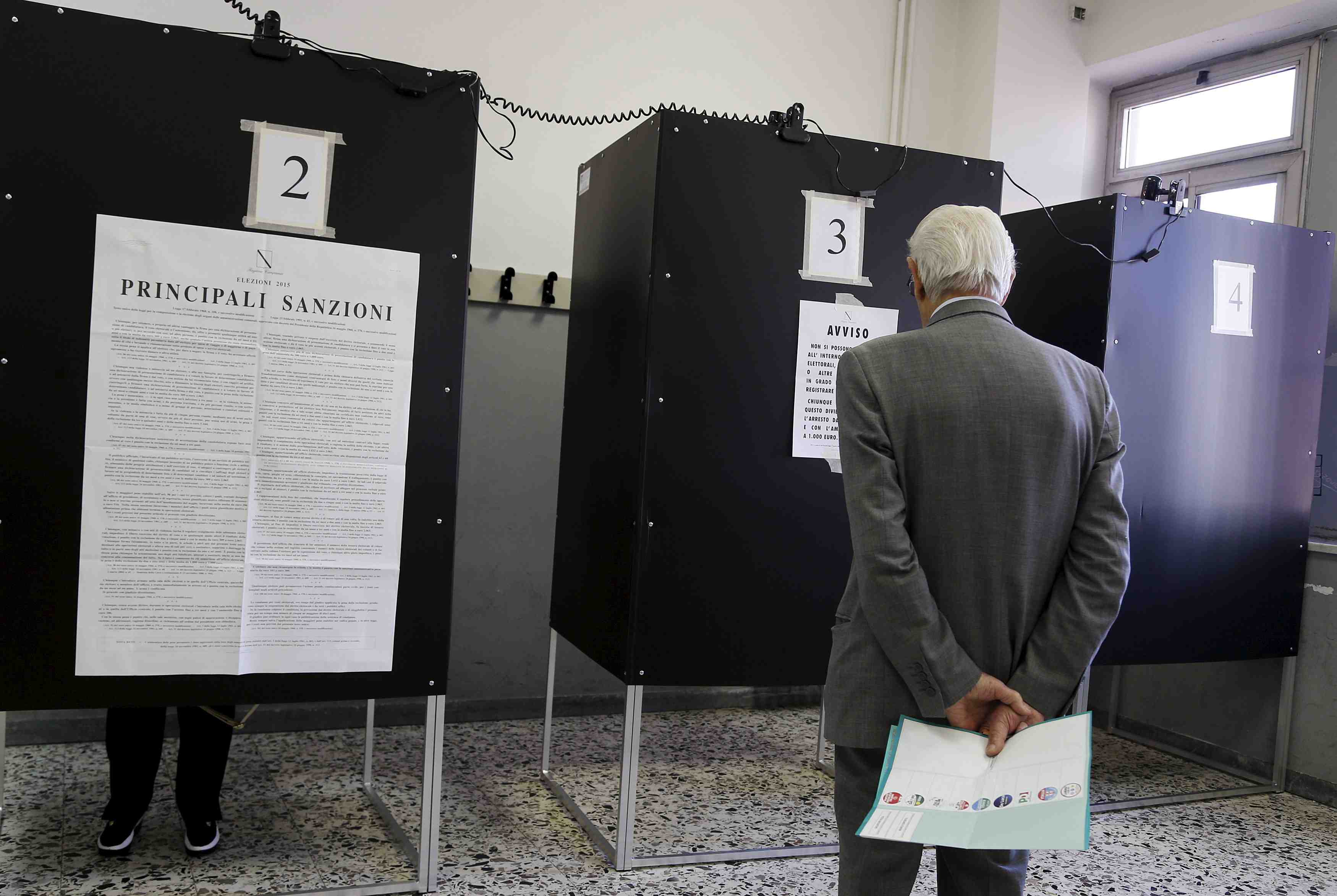 Le parti democrate de matteo renzi recule dans les urnes en italie