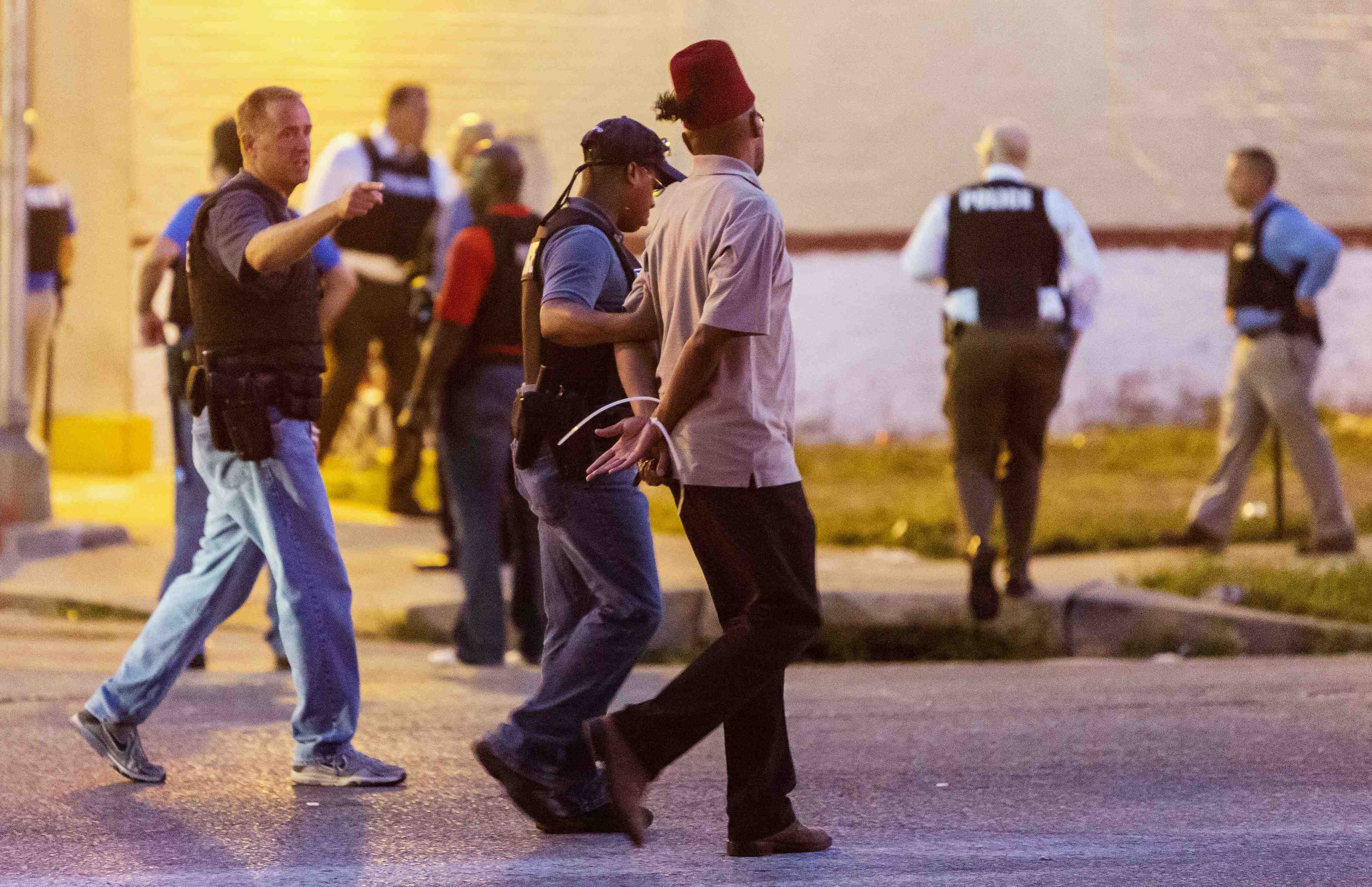 Manifestation a st. louis apres la mort d'un noir tue par des policiers