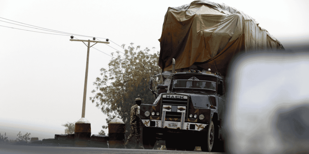militaire Nigeria contrôle camion transport