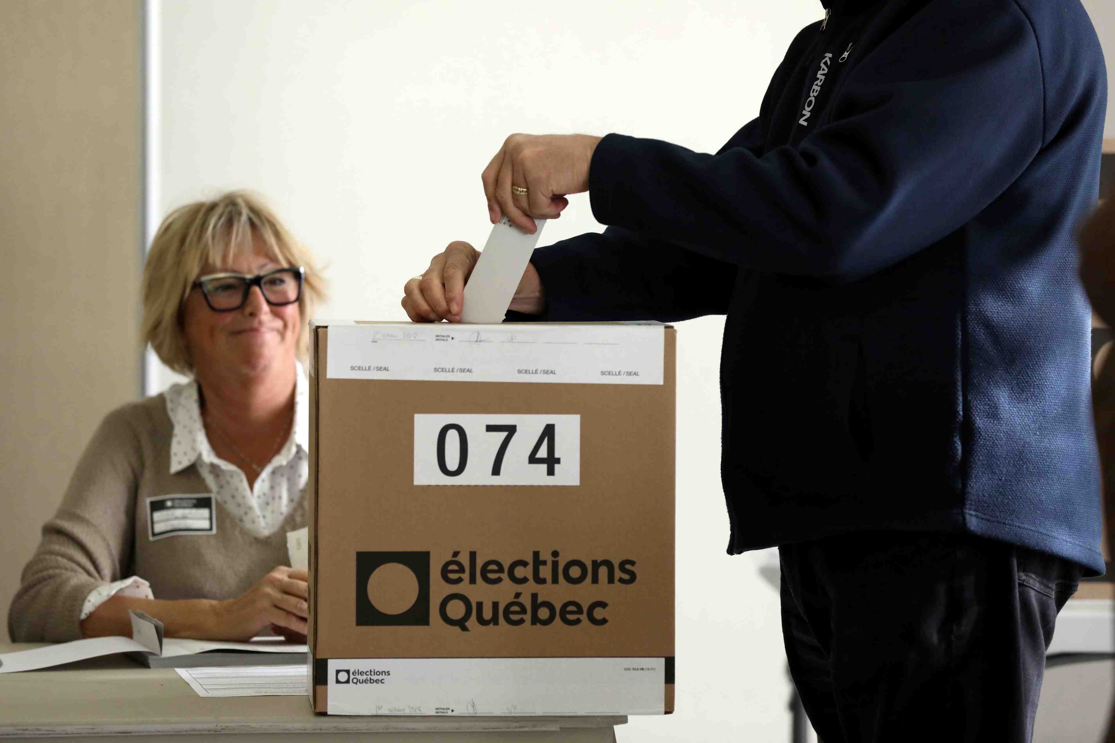 Elections serrees au quebec, les liberaux menaces