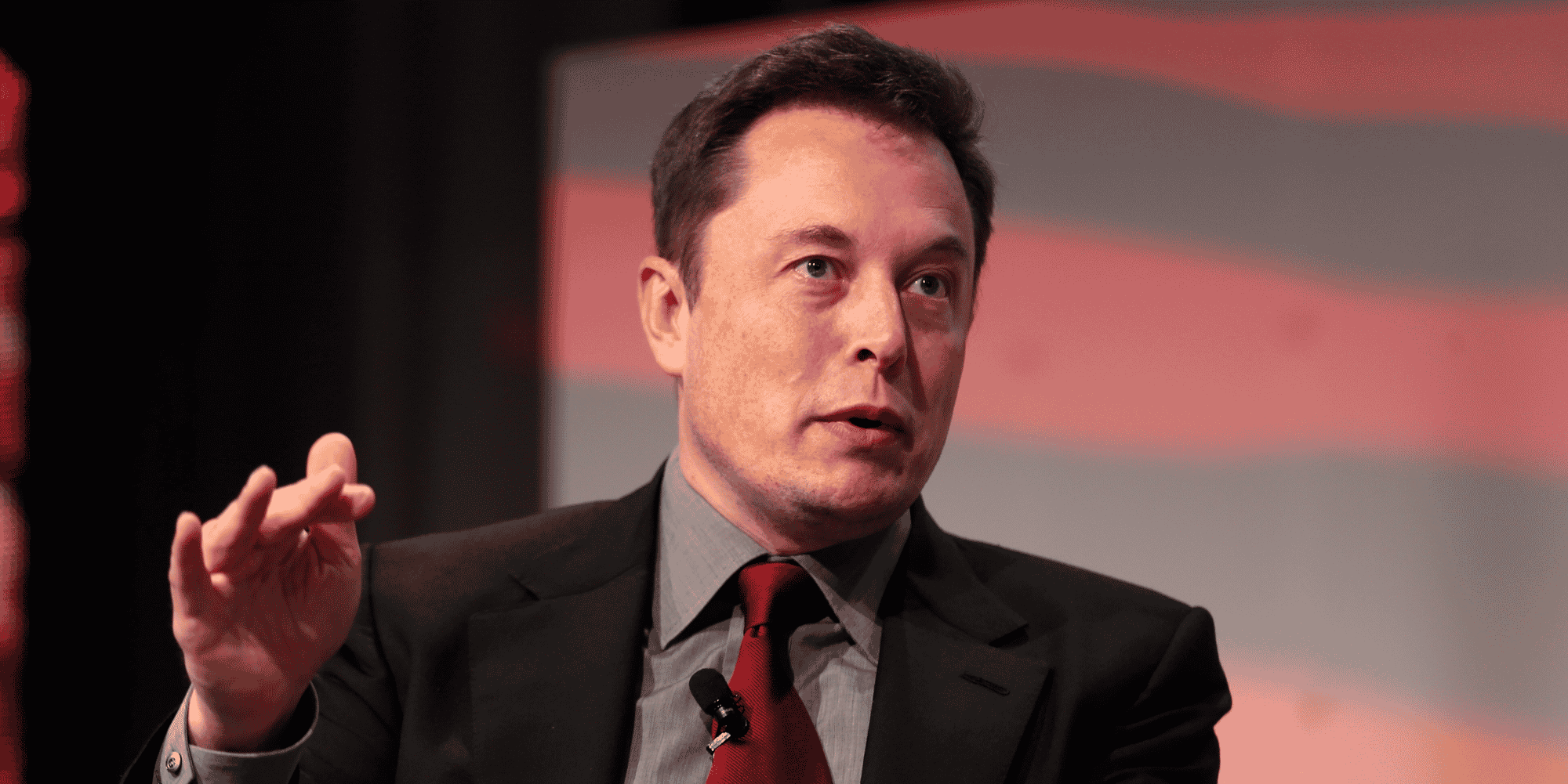 Elon musk, le patron de tesla, se met encore la sec a dos