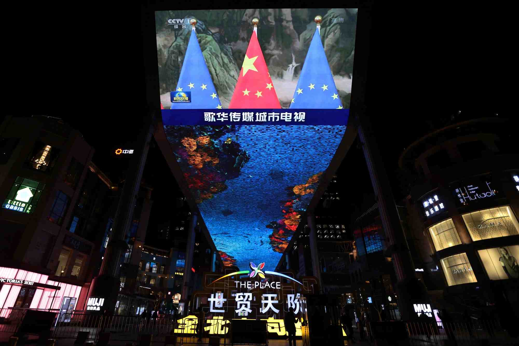 Les drapeaux de l'ue et de la chine sur un ecran a pekin