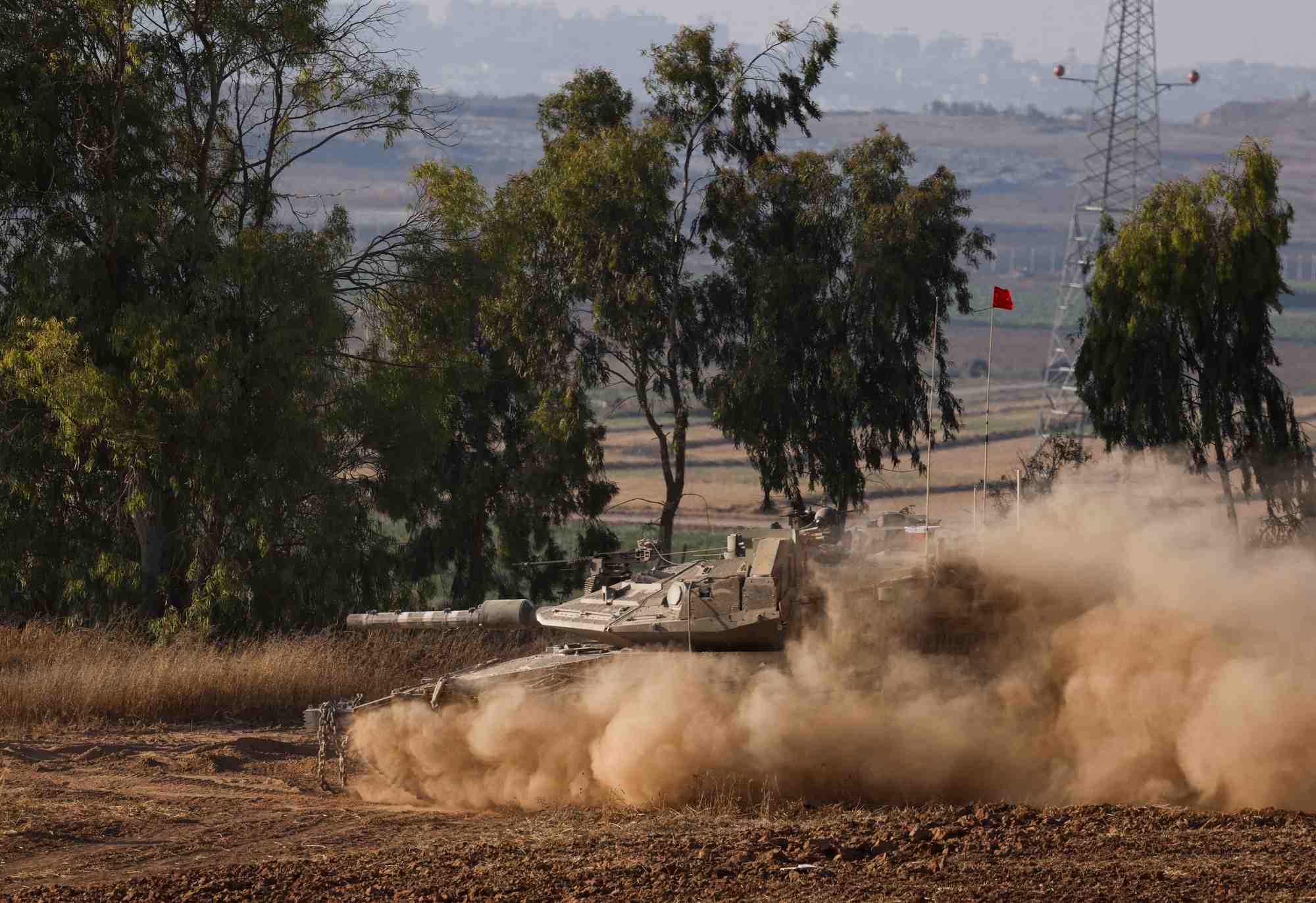 Un char israelien manoeuvre pres de la frontiere entre israel et gaza