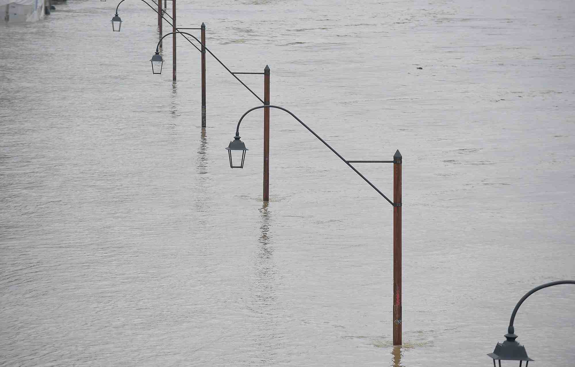 Des lampadaires partiellement submerges sont visibles le long du fleuve po a turin