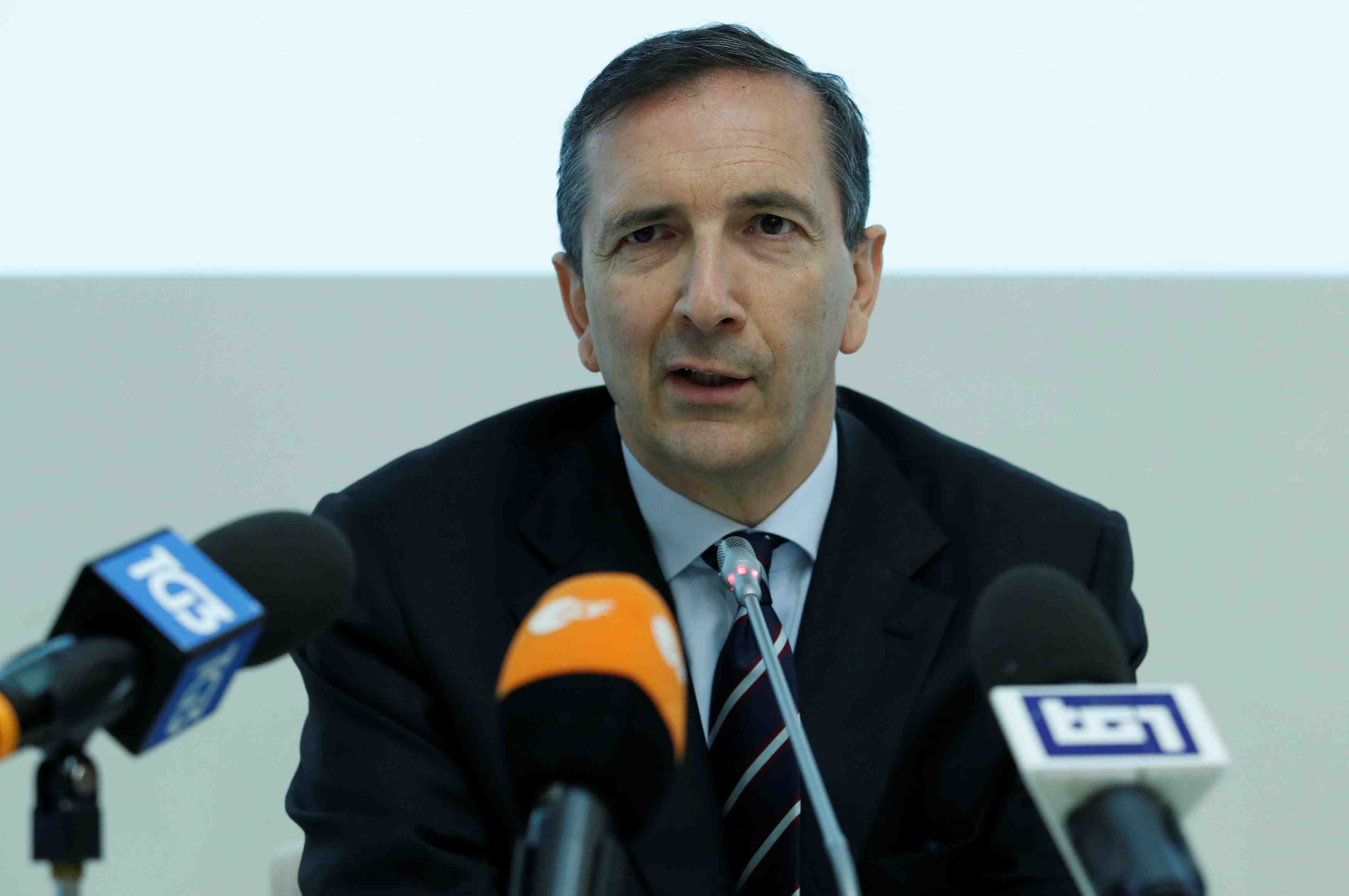 Le patron de telecom italia pret a partir pour faciliter l'examen de l'offre de kkr