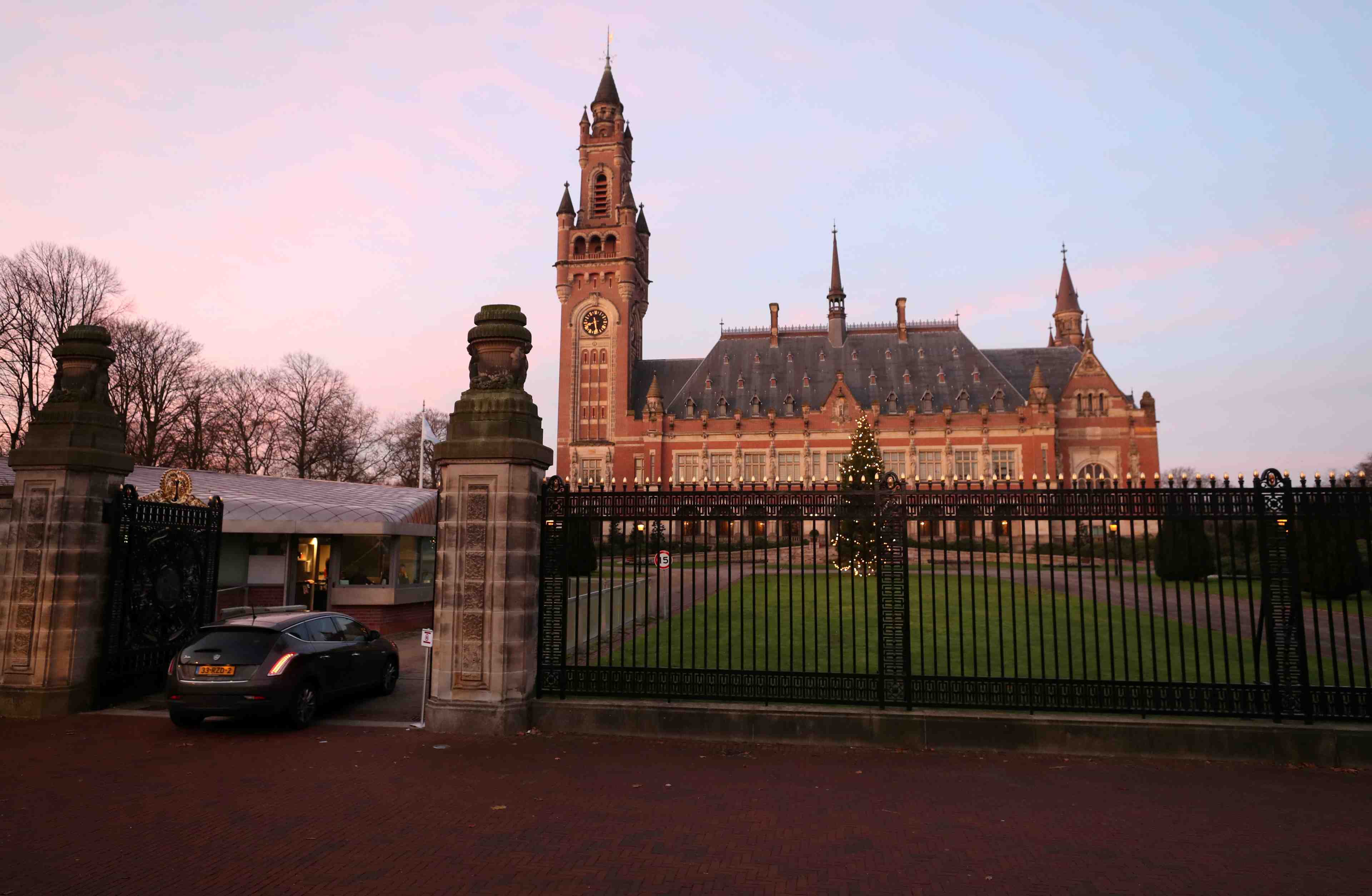 Paris salue la decision de la cij sur l'ukraine
