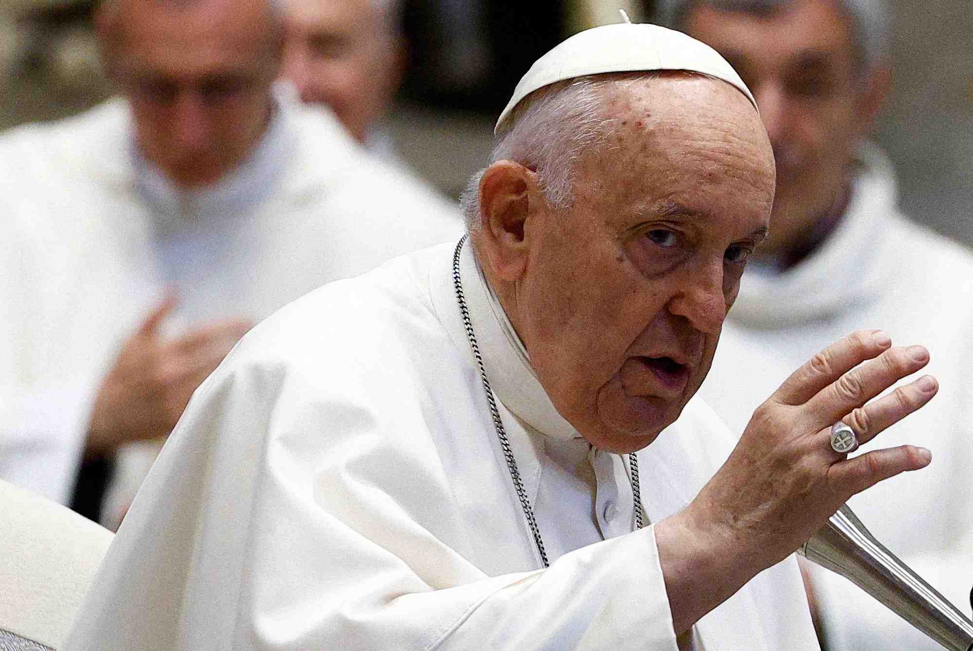 Le pape francois dans la basilique saint-pierre, au vatican