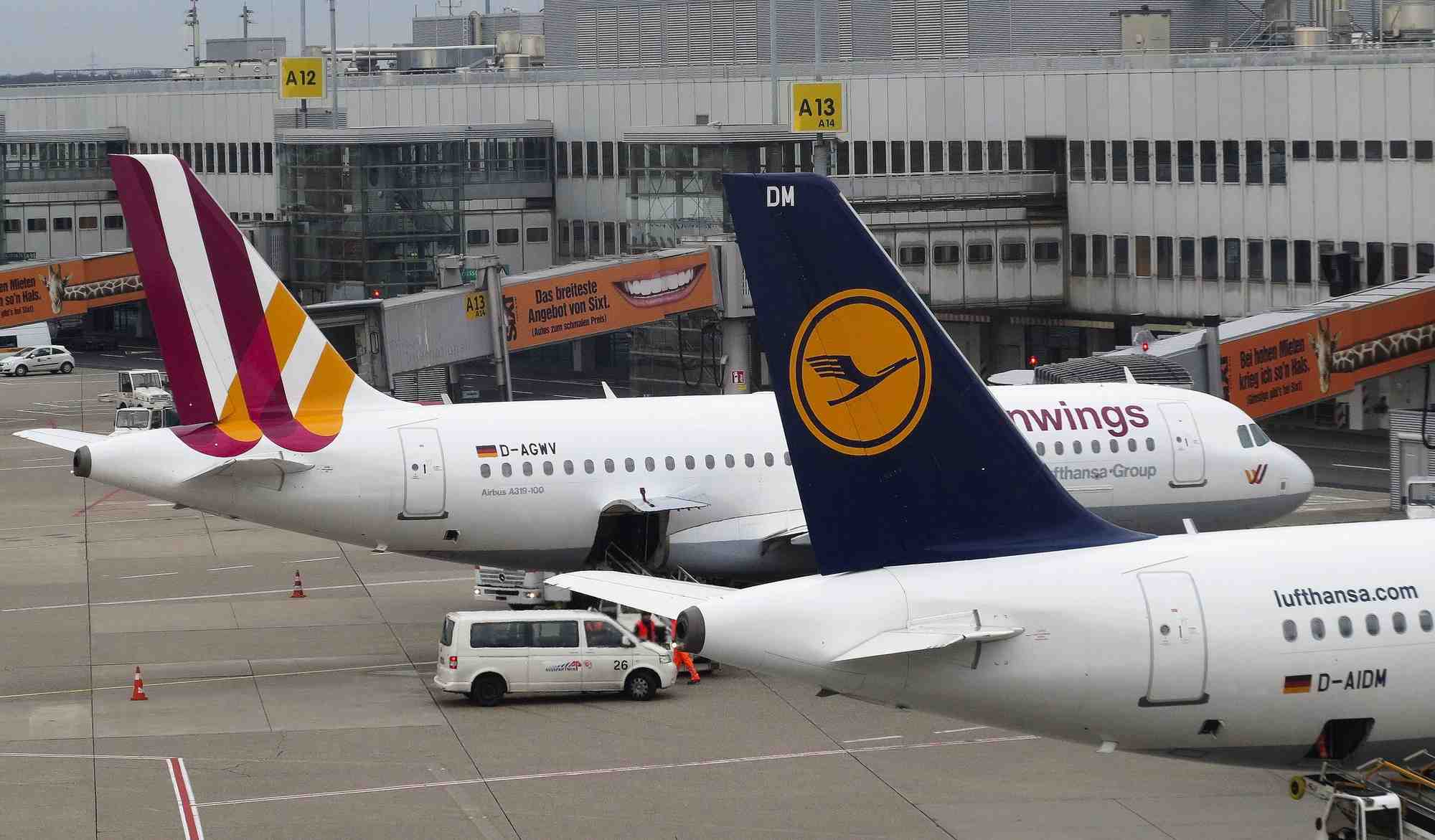 Photo d'archives d'avions sur l'aeroport de dusseldorf