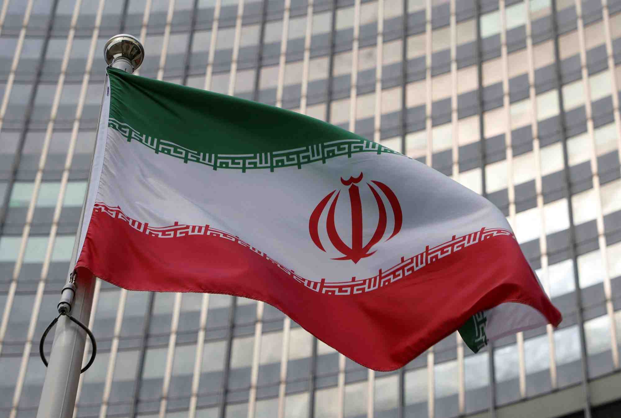Le drapeau iranien devant le siege de l'aiea a vienne