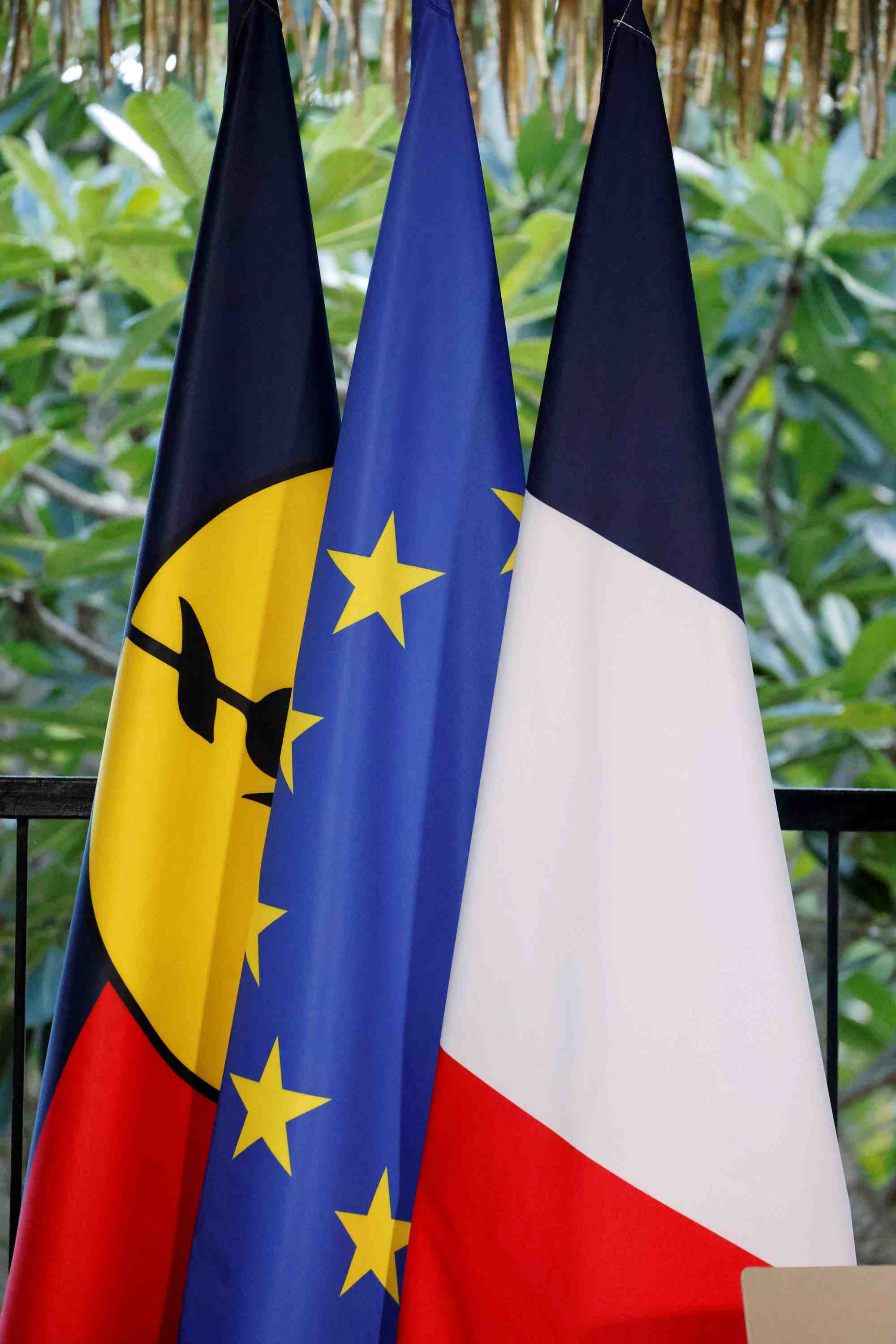 Les drapeaux de la nouvelle-caledonie, de l'union europeenne et de la france a la residence du haut-commissaire francais louis le franc a noumea