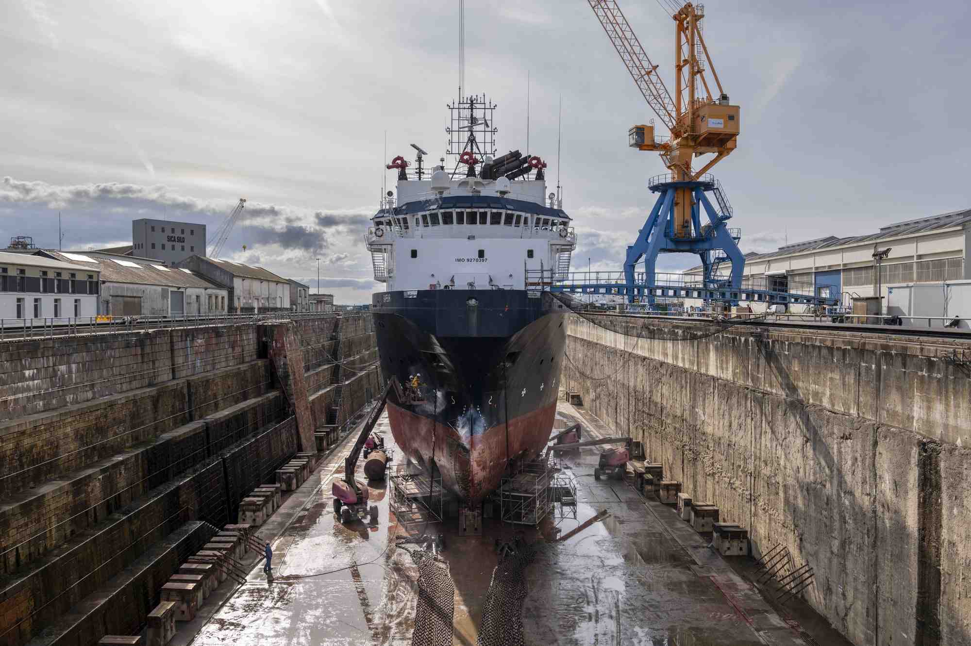 Au port de Brest, le chantier d'électrification des quais concerne en priorité l'activité de réparation navale. L'opération est évaluée à 15 millions d'euros et se déroulera en plusieurs étapes entre 2027 et 2029.