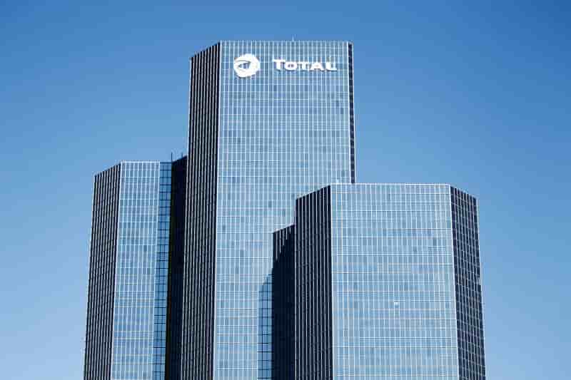 Total en baisse a mi-seance de la bourse de paris