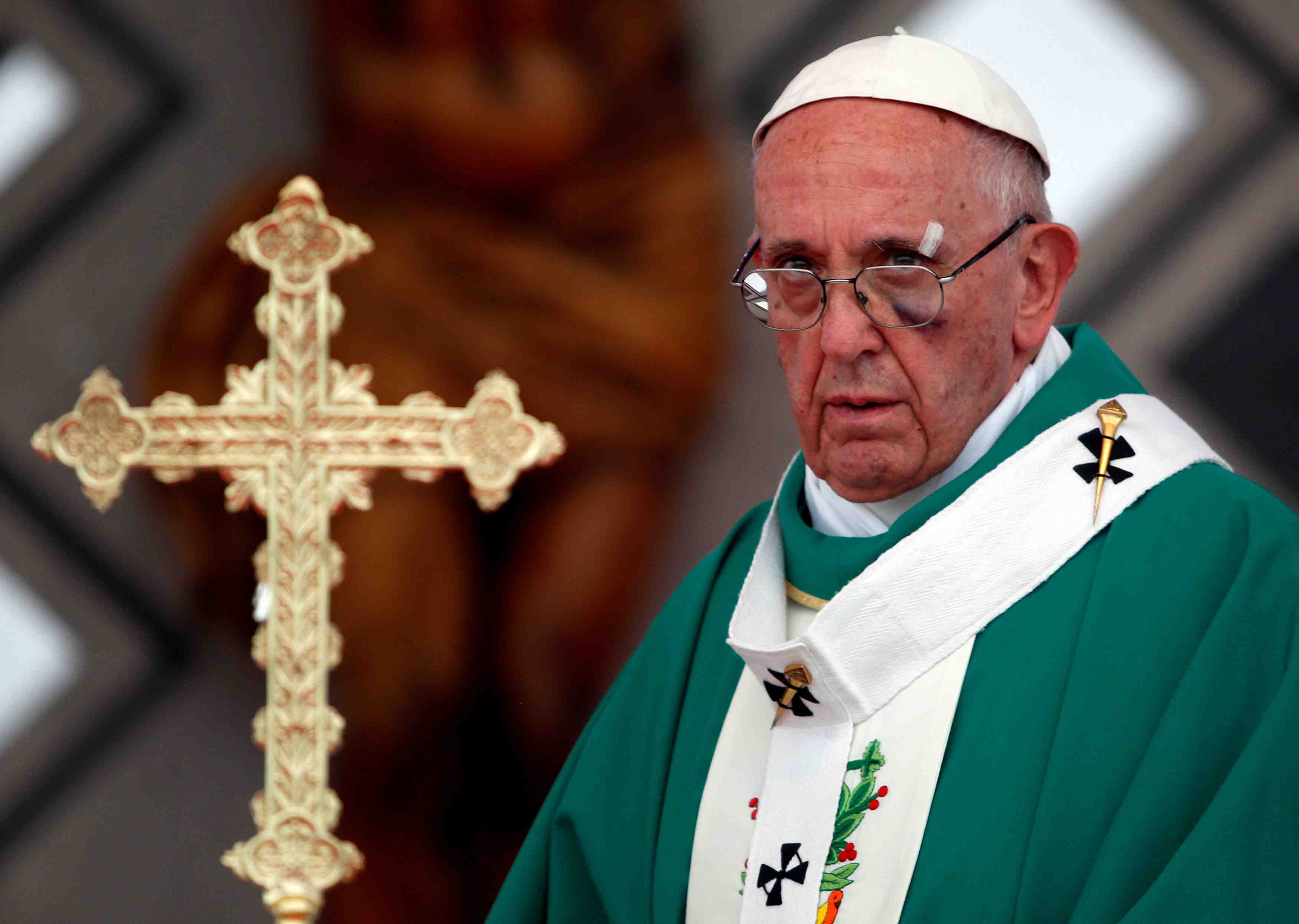 Legerement blesse, le pape clot son voyage en colombie par un message d'unite