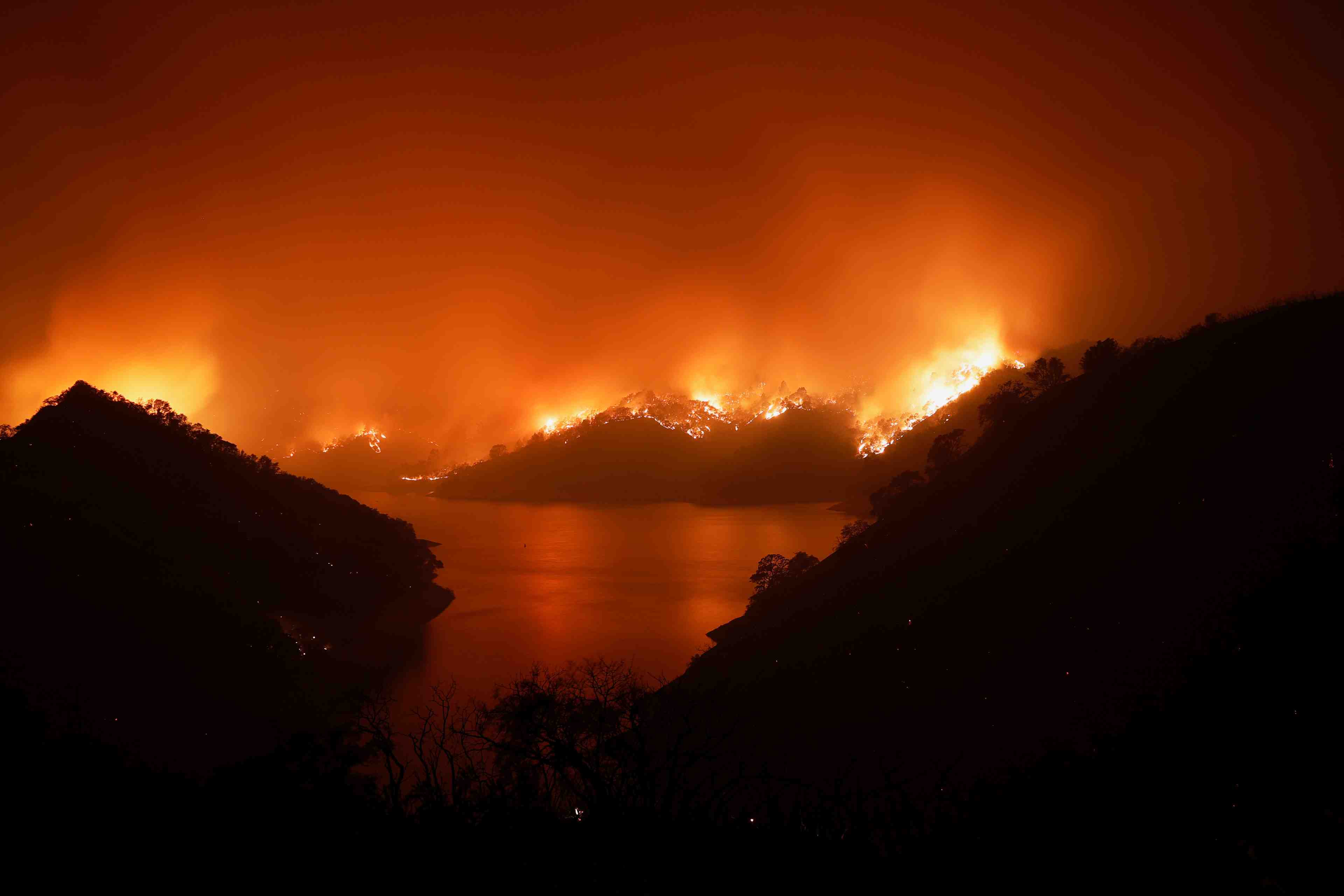 Les incendies font un mort et des milliers de deplaces en californie